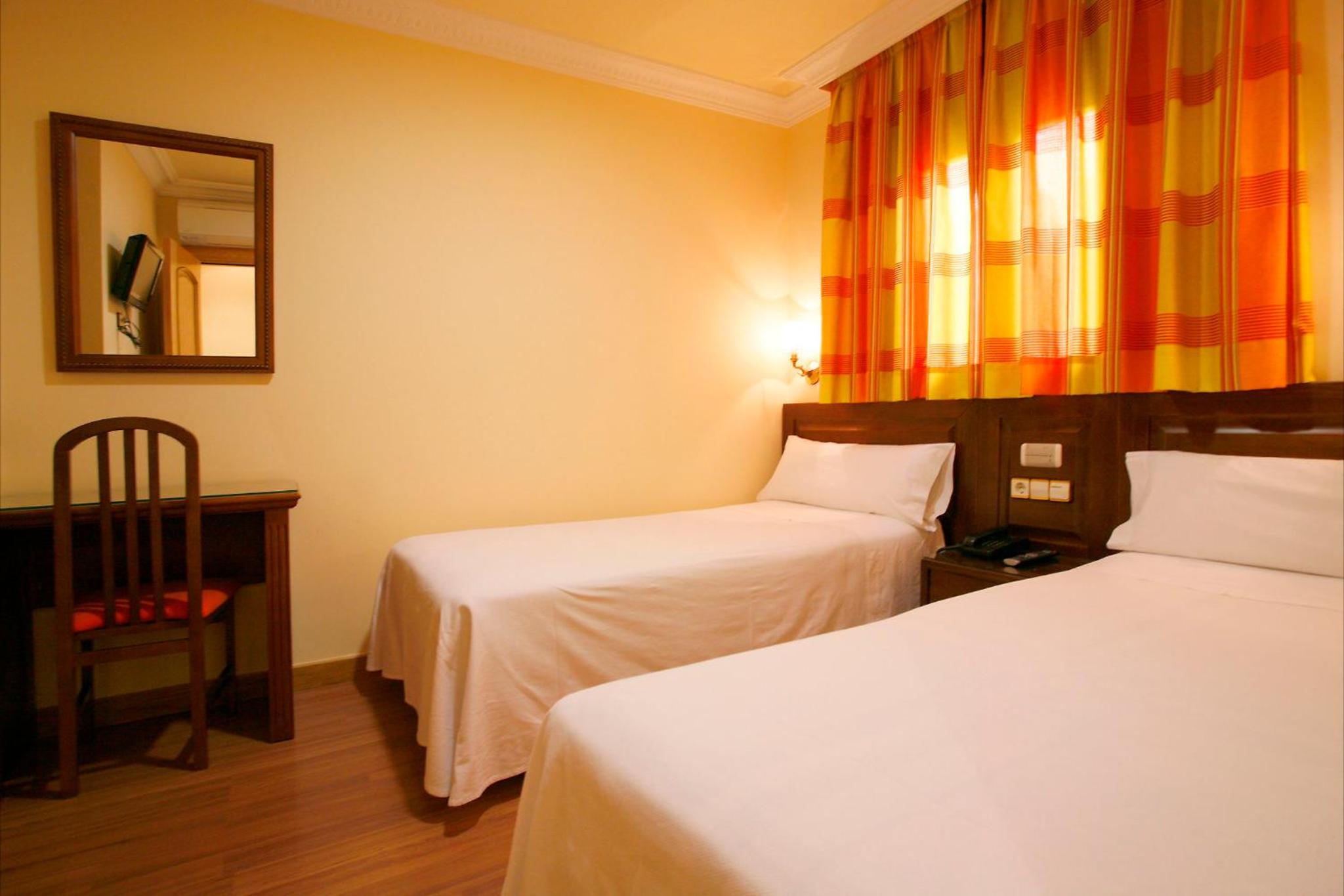 Double or Twin Room - Photo 4