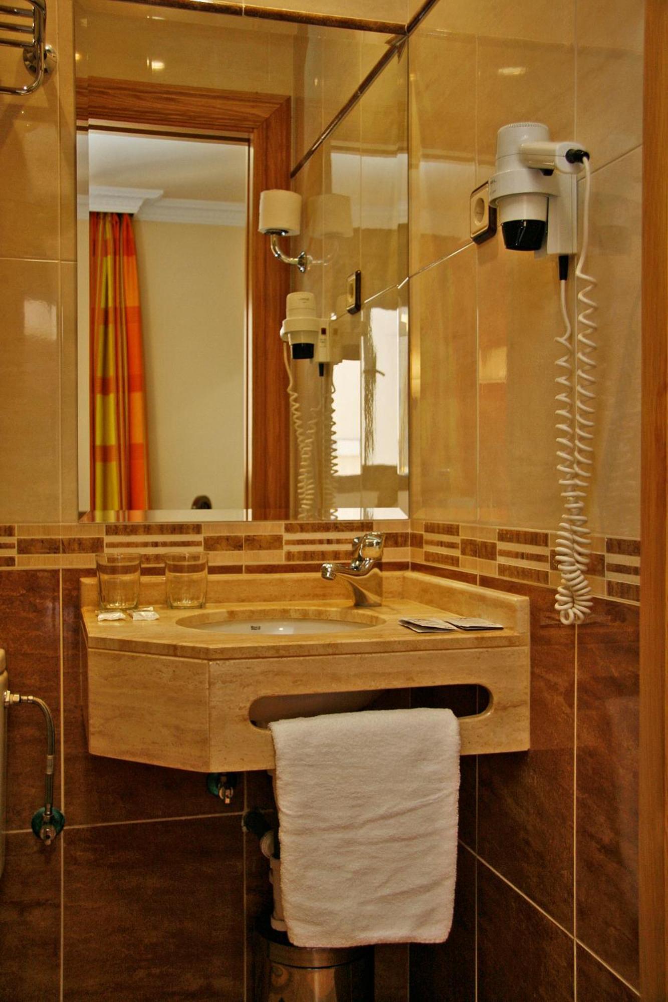 Double or Twin Room - Photo 2