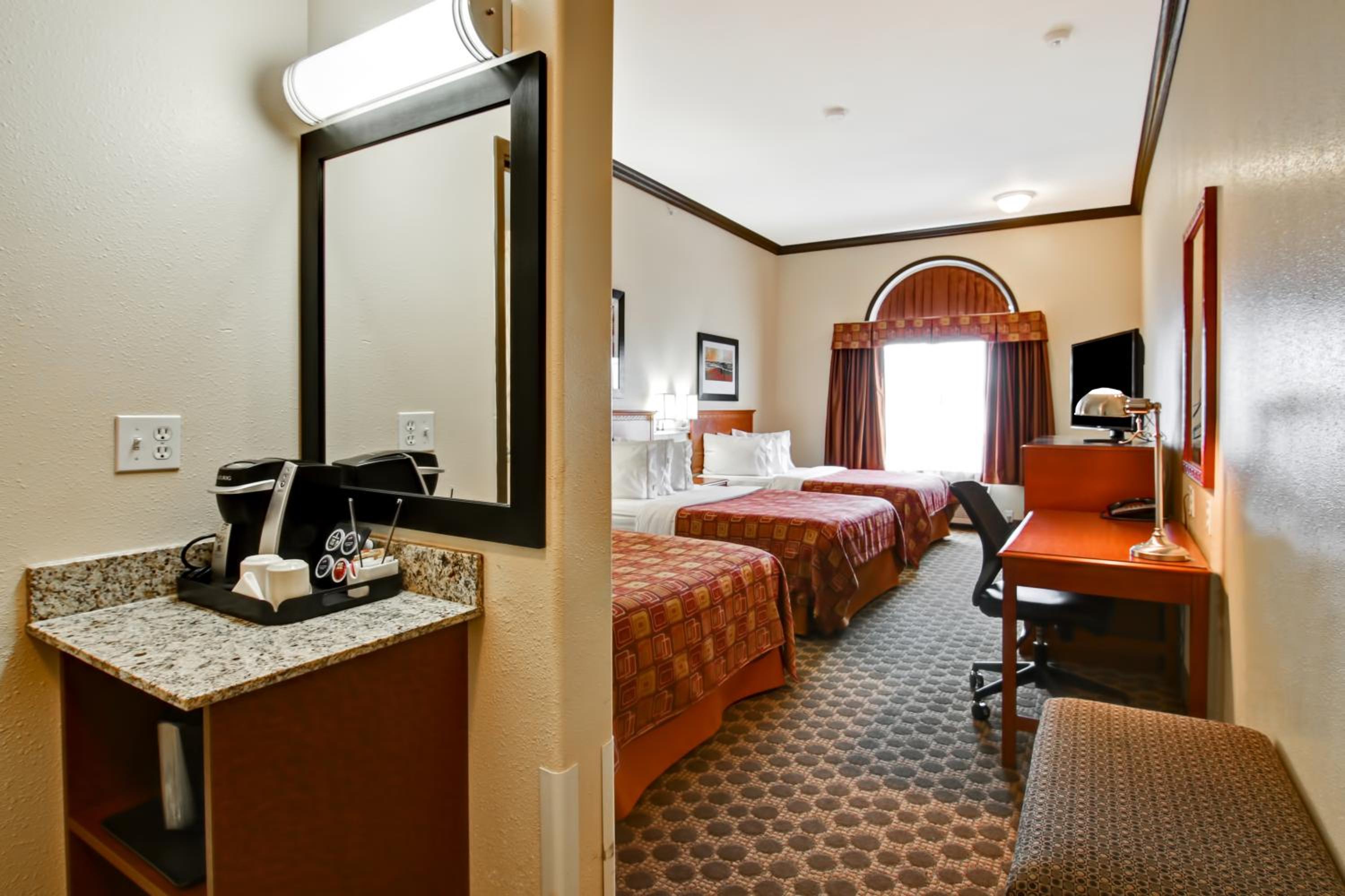 Double Room with Three Double Beds photo 1
