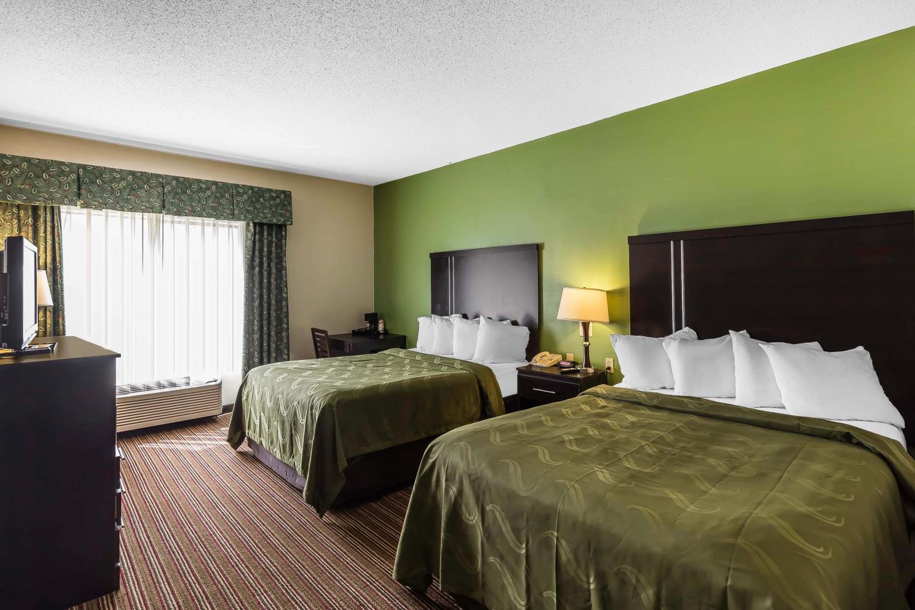 Queen Room with Two Queen Beds - Non-Smoking - Photo 4