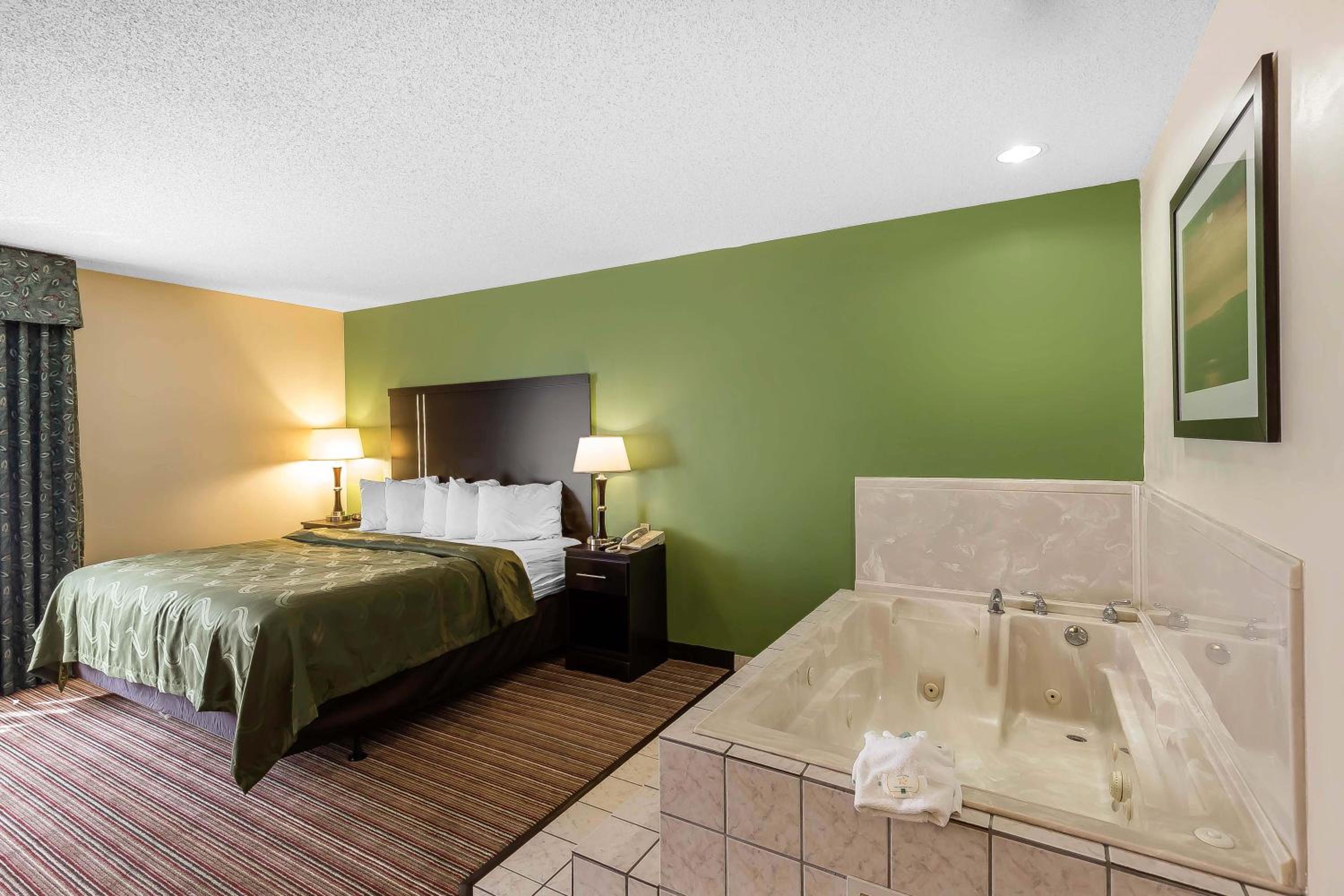 King Room with Whirlpool - Non-Smoking - Photo 4