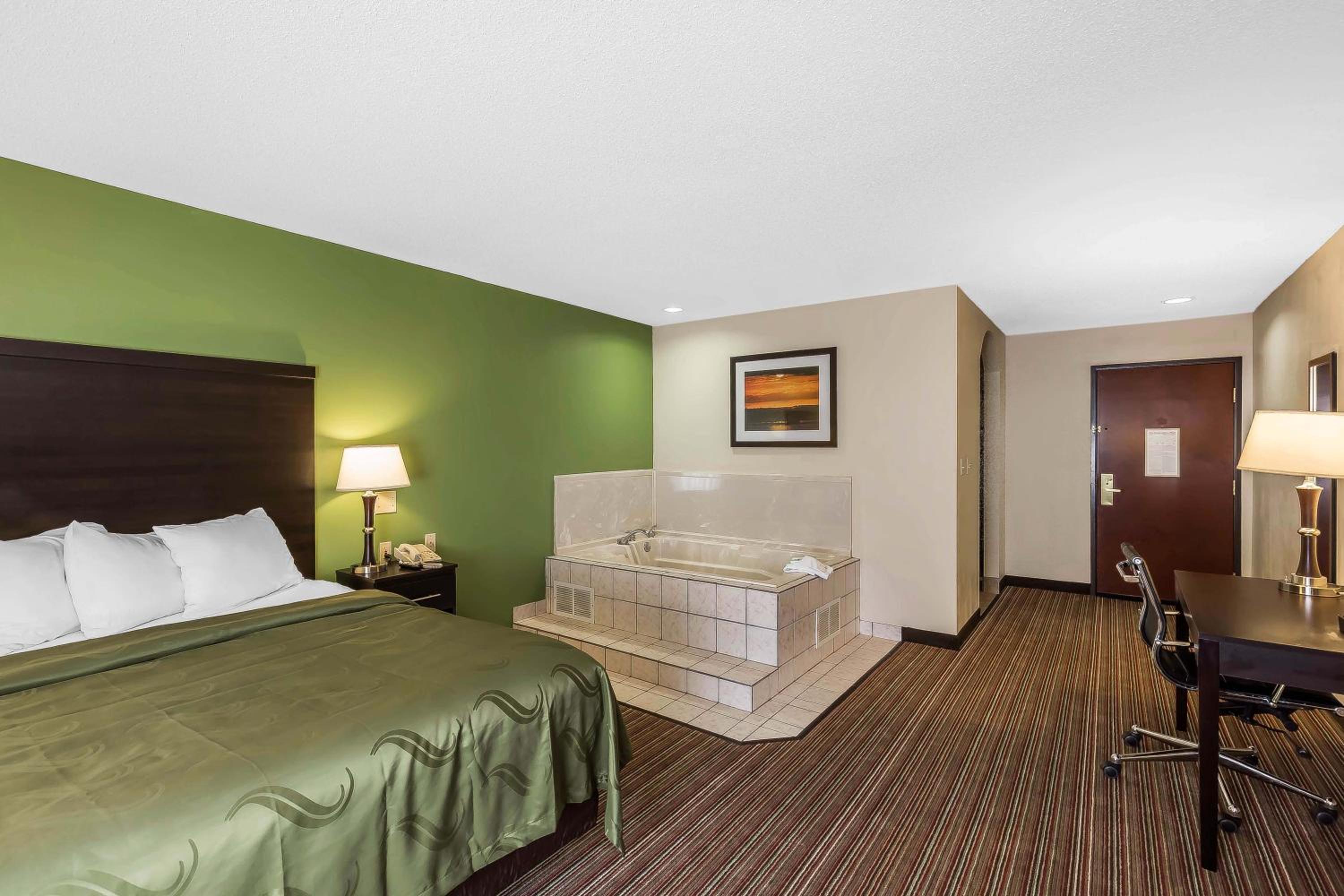 King Room with Whirlpool - Non-Smoking - Photo 5
