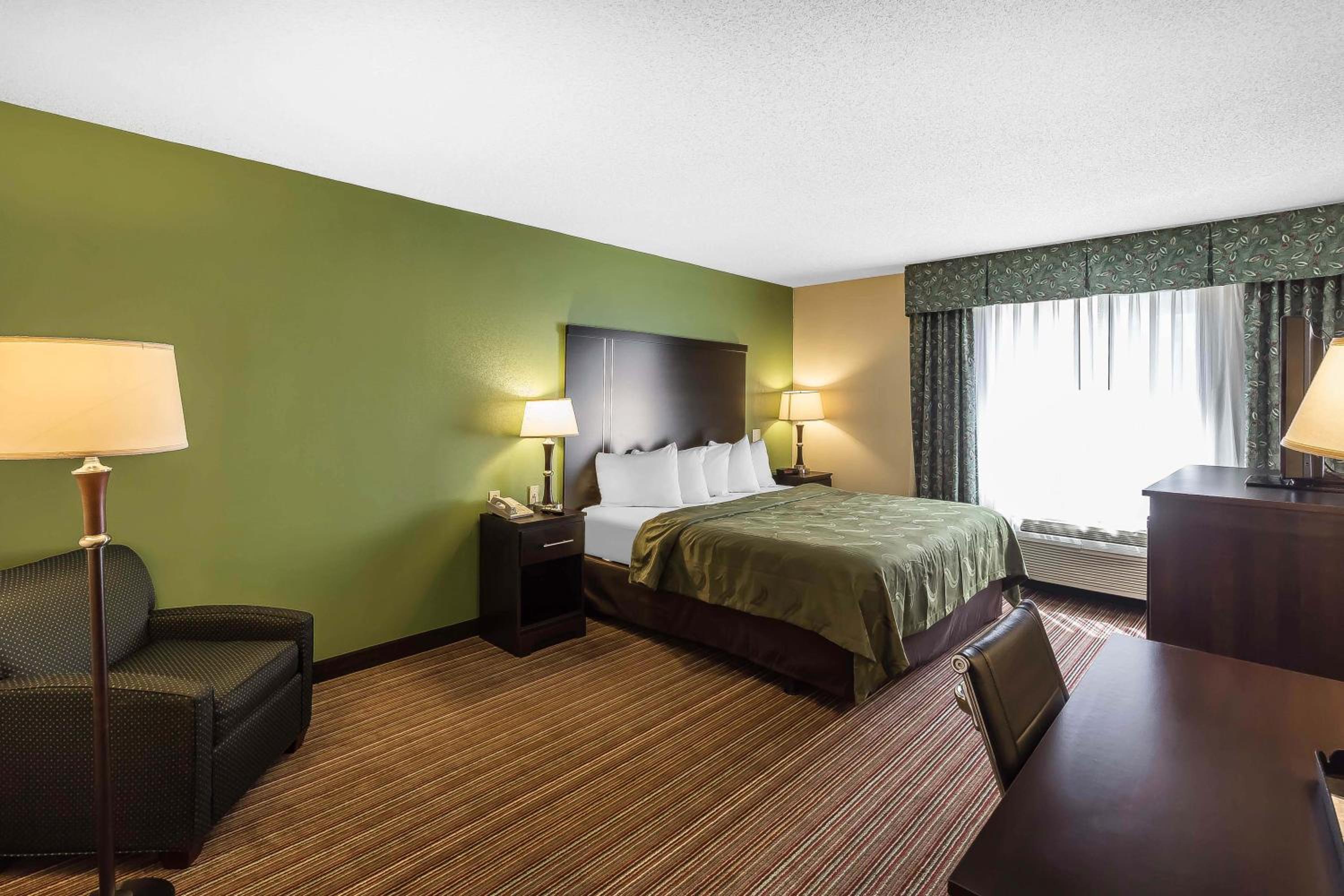 Efficiency King Room - Accessible/Non Smoking - Photo 1