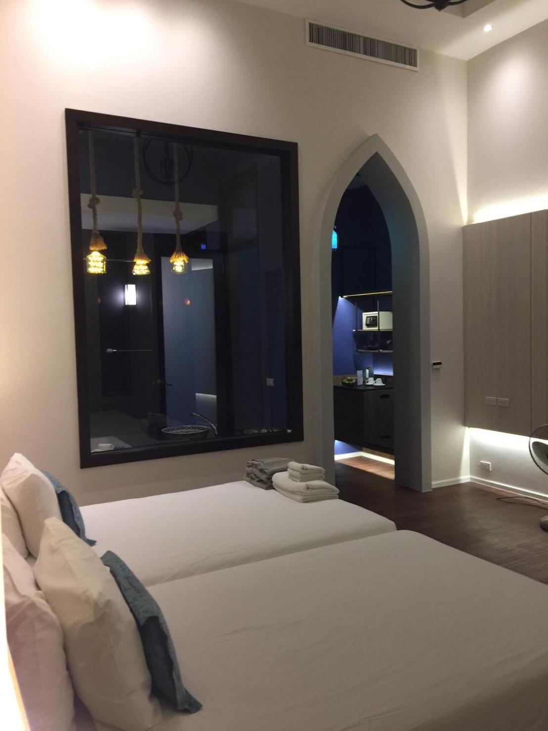Courtyard room photo 3