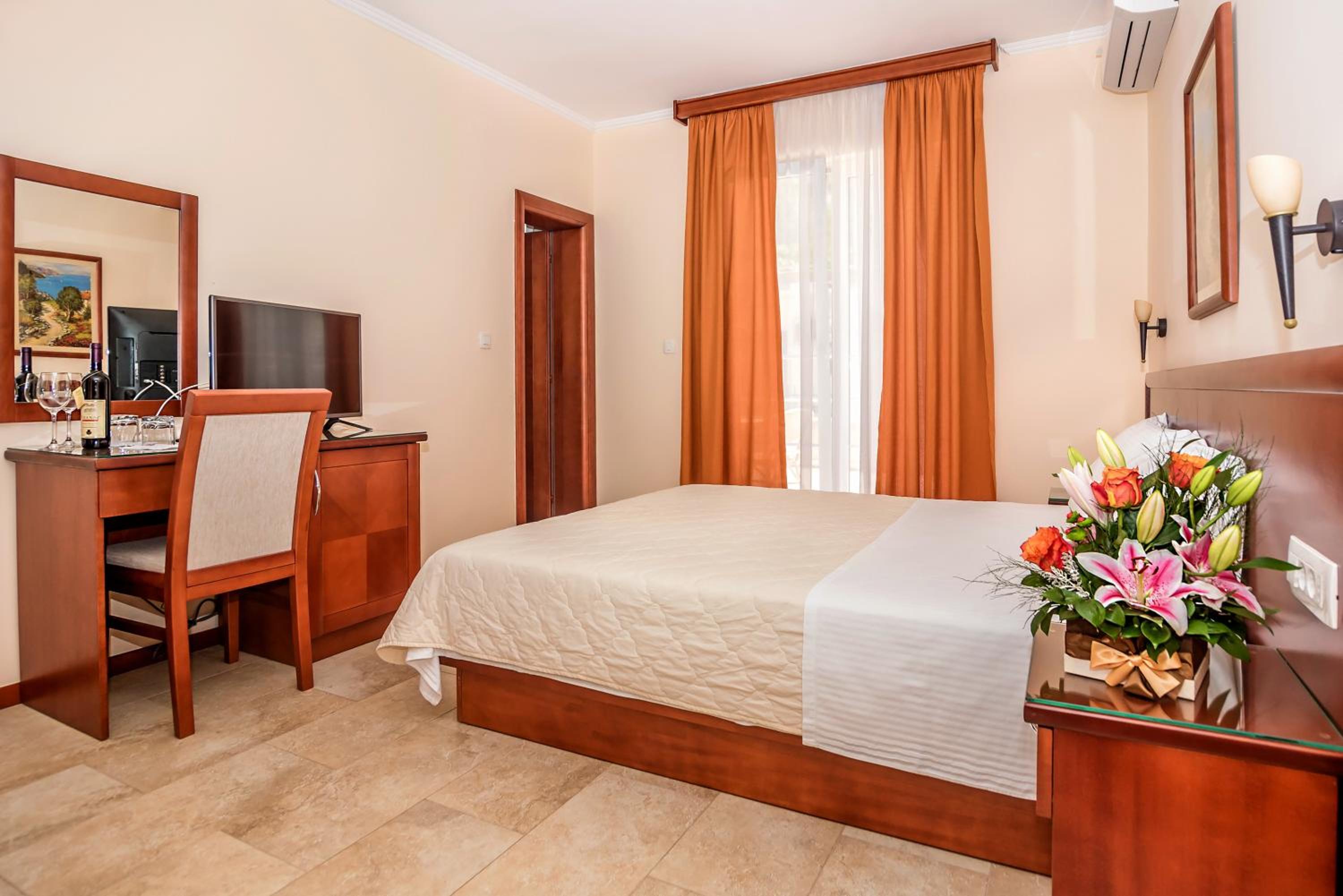 Double or Twin Room with Mountain View - Photo 2