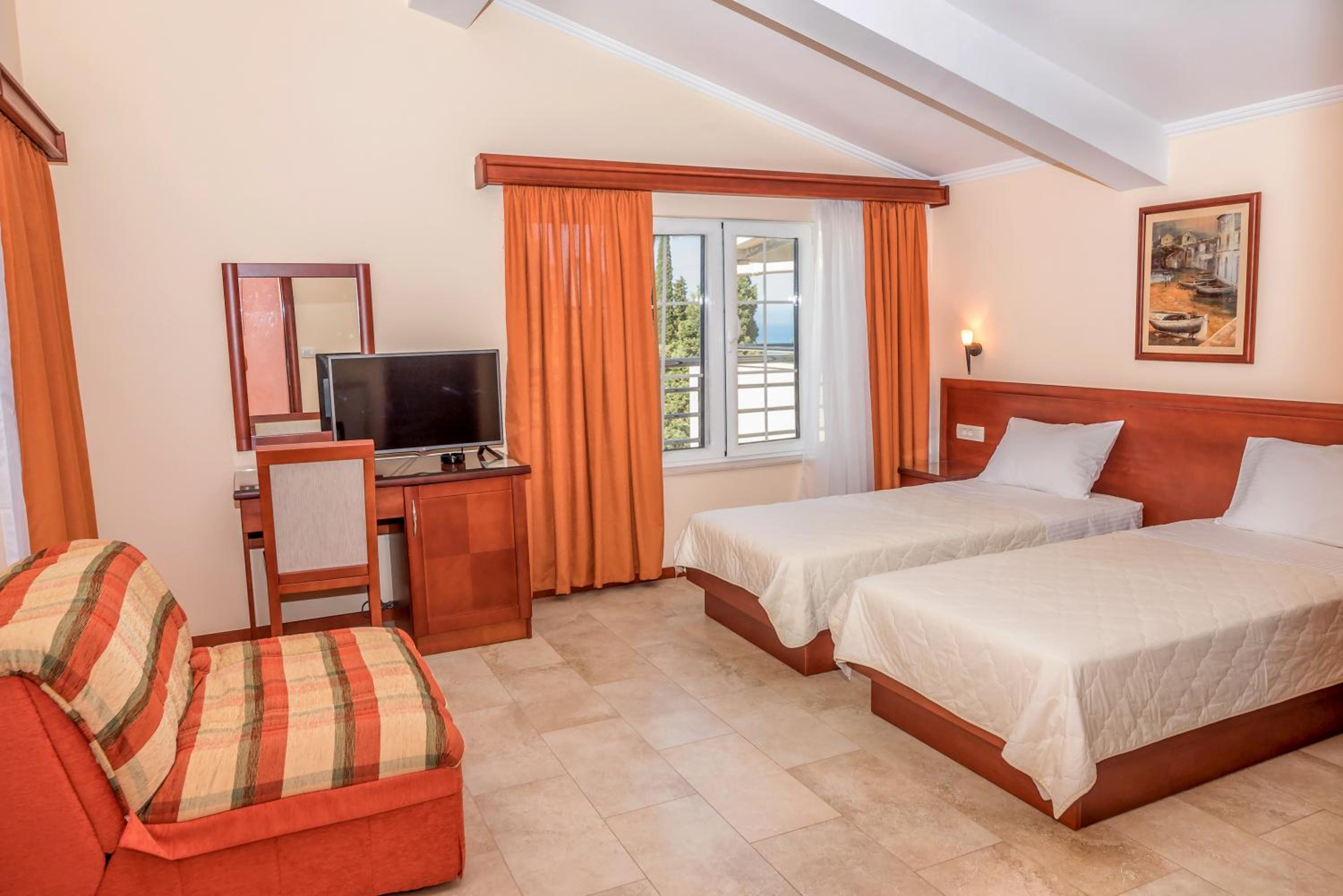 Quadruple Room with Balcony - Photo 2