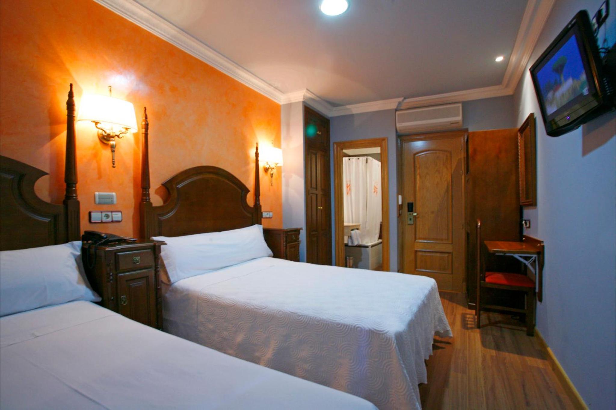 Double or Twin Room - Photo 5