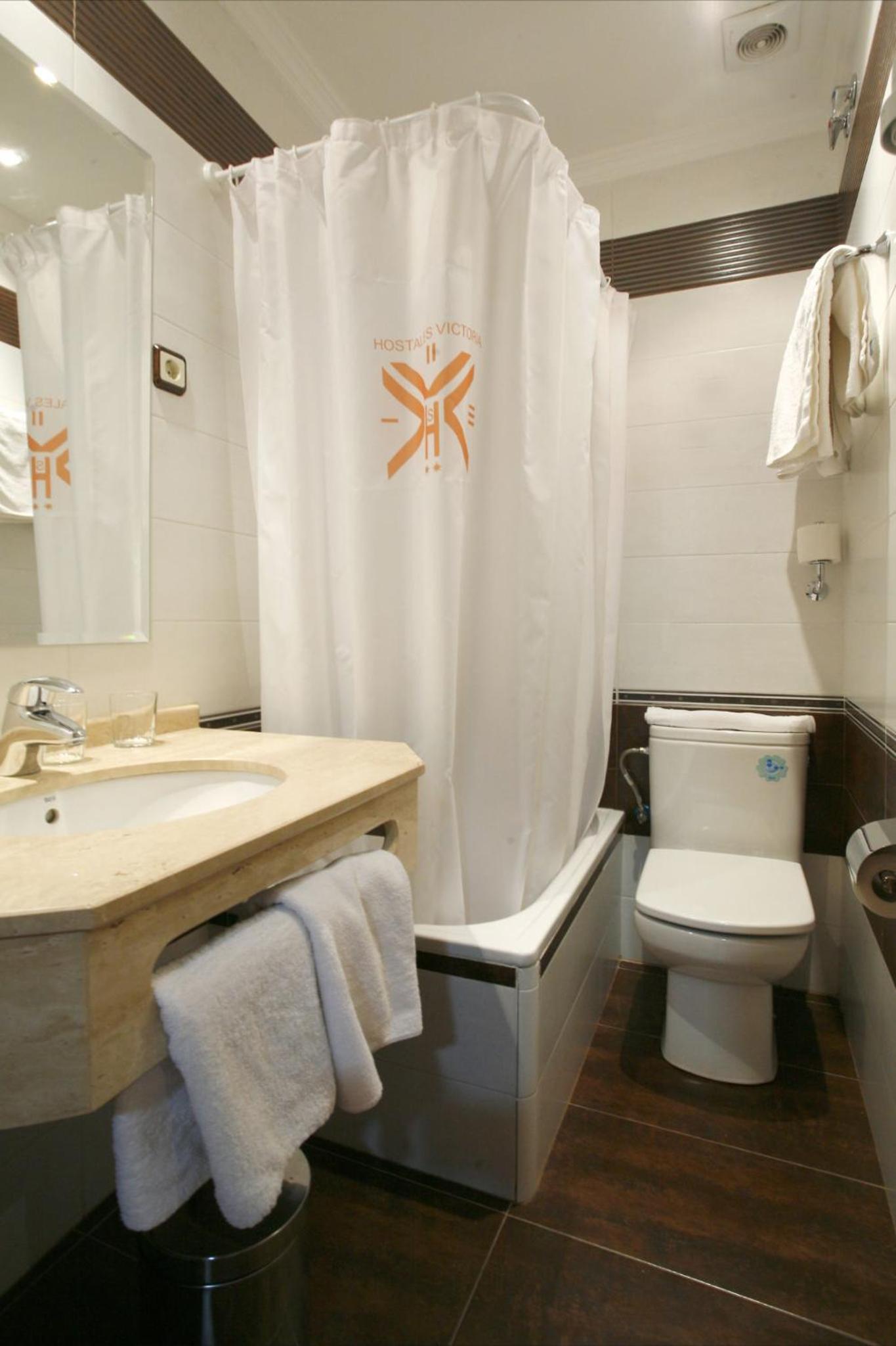 Double or Twin Room - Photo 9