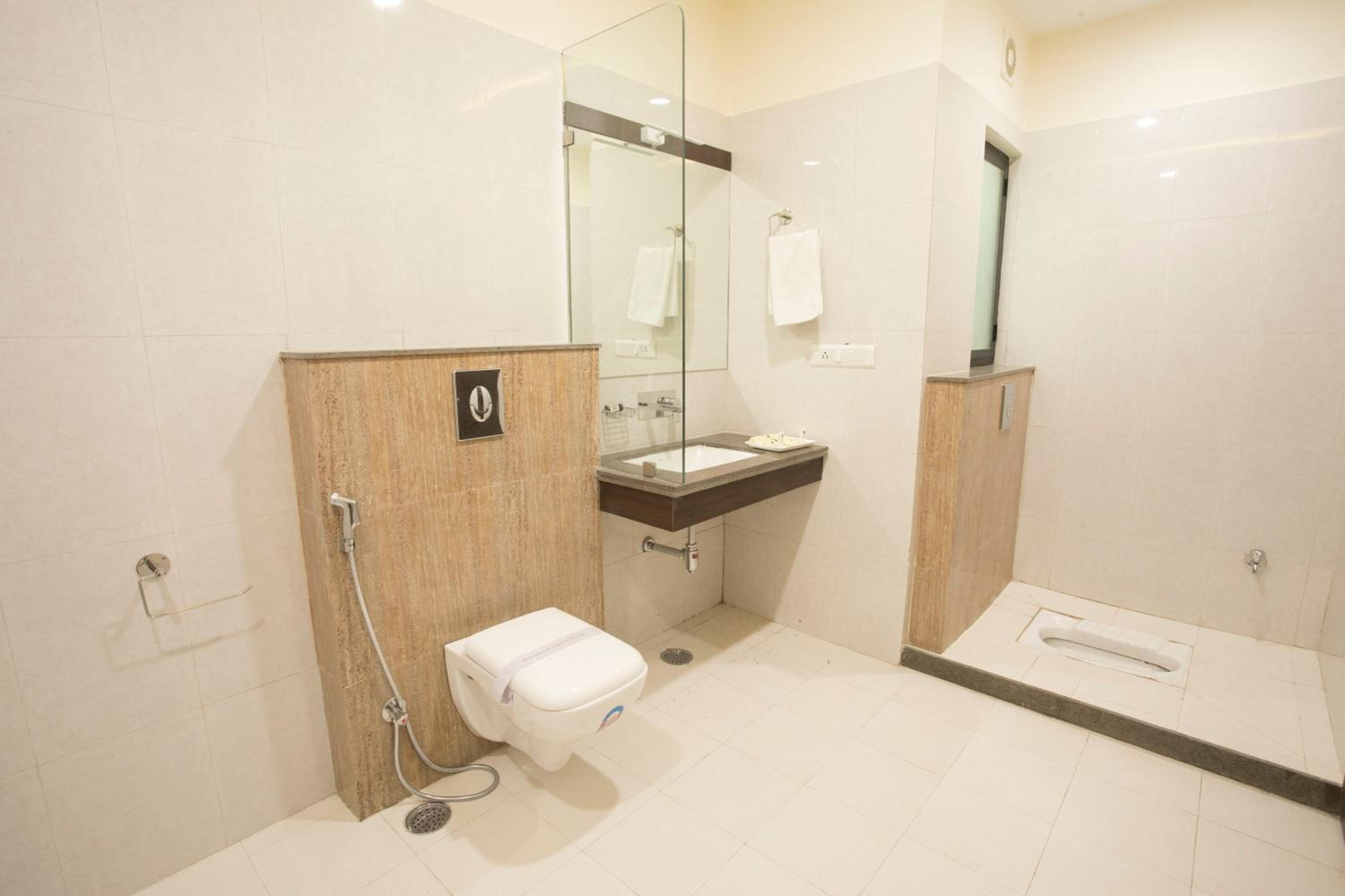 Family Room with Private Bathroom - Photo 4