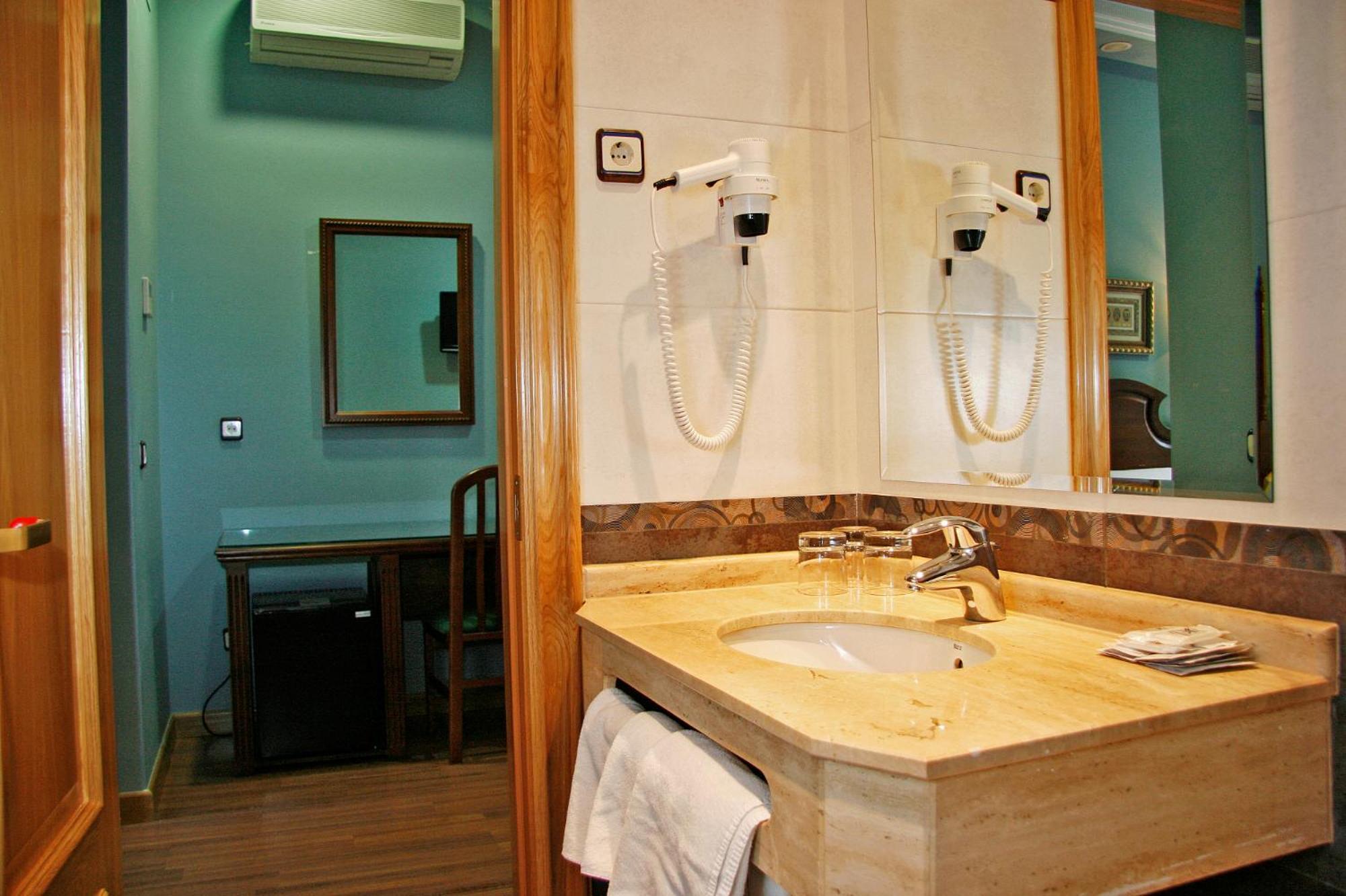 Double or Twin Room - Photo 13