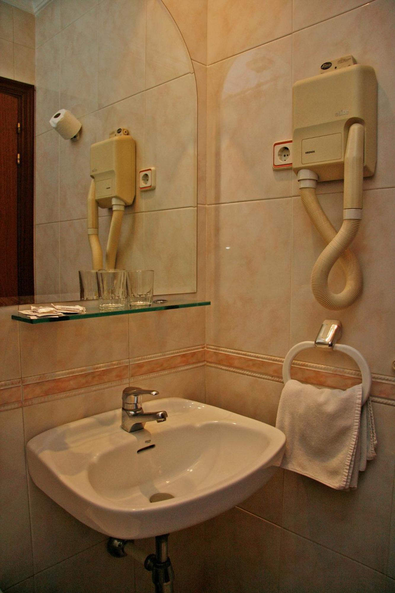 Double or Twin Room - Photo 17