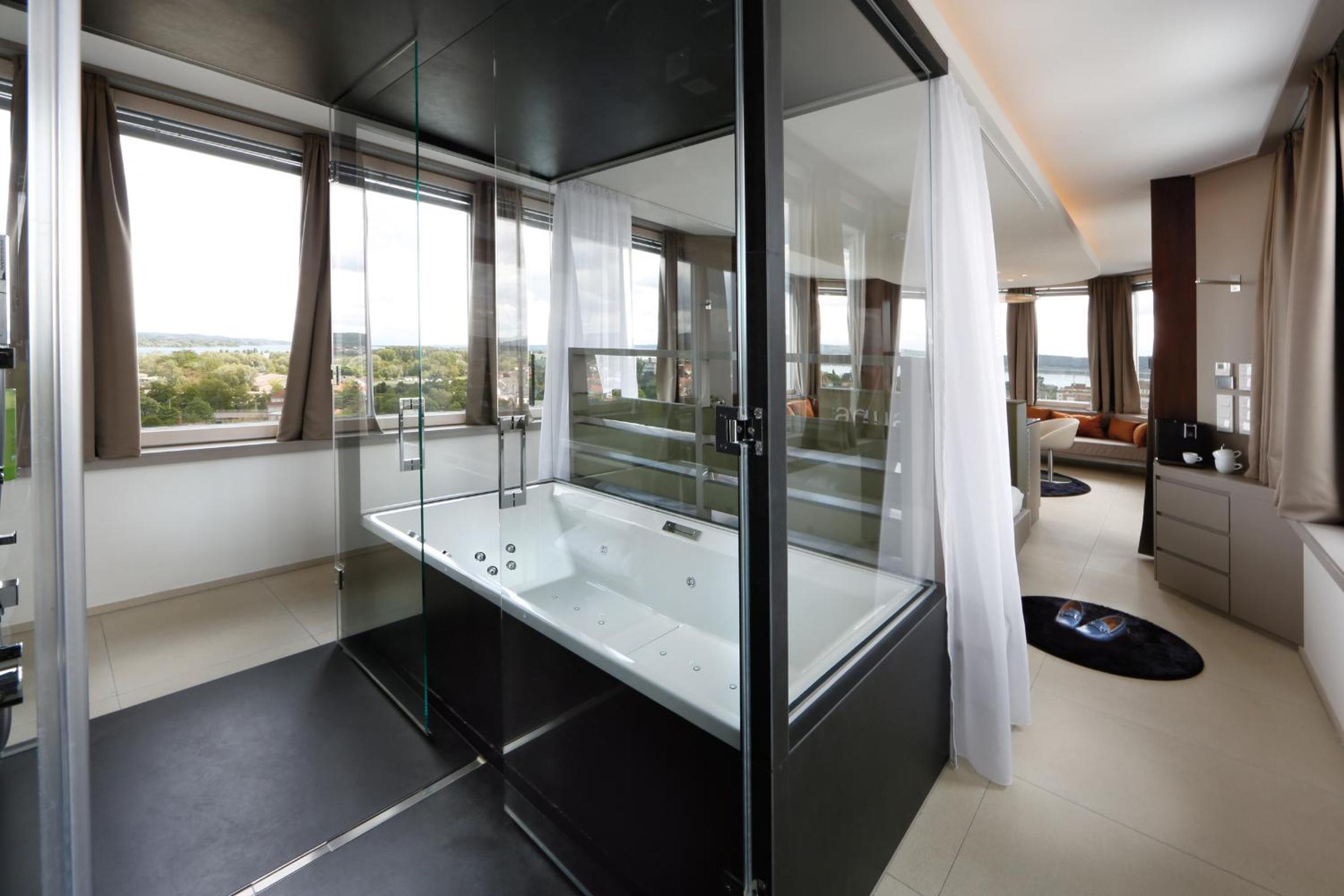 ZELLER Suite with Spa Bath - Photo 6