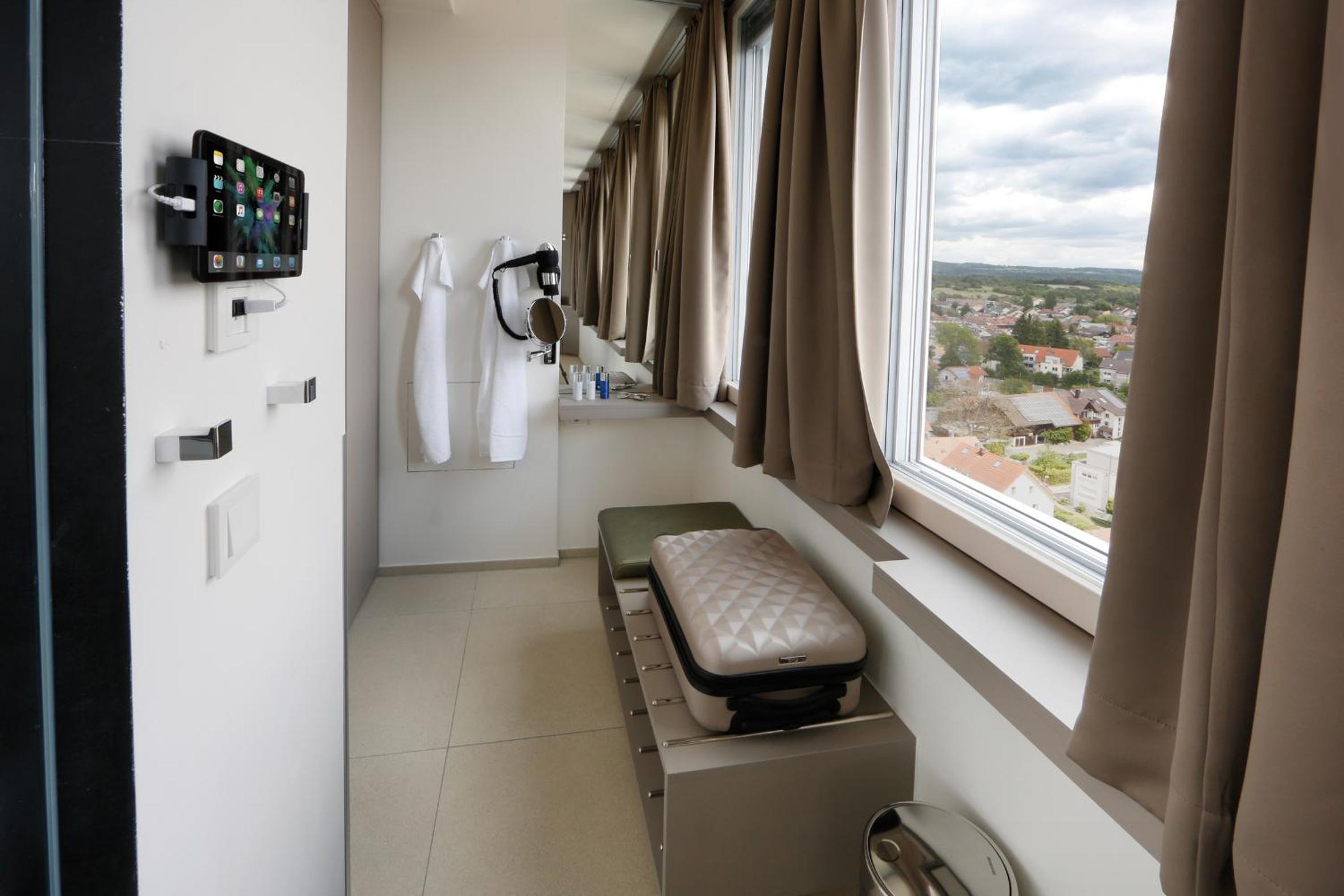 ZELLER Suite with Spa Bath - Photo 8