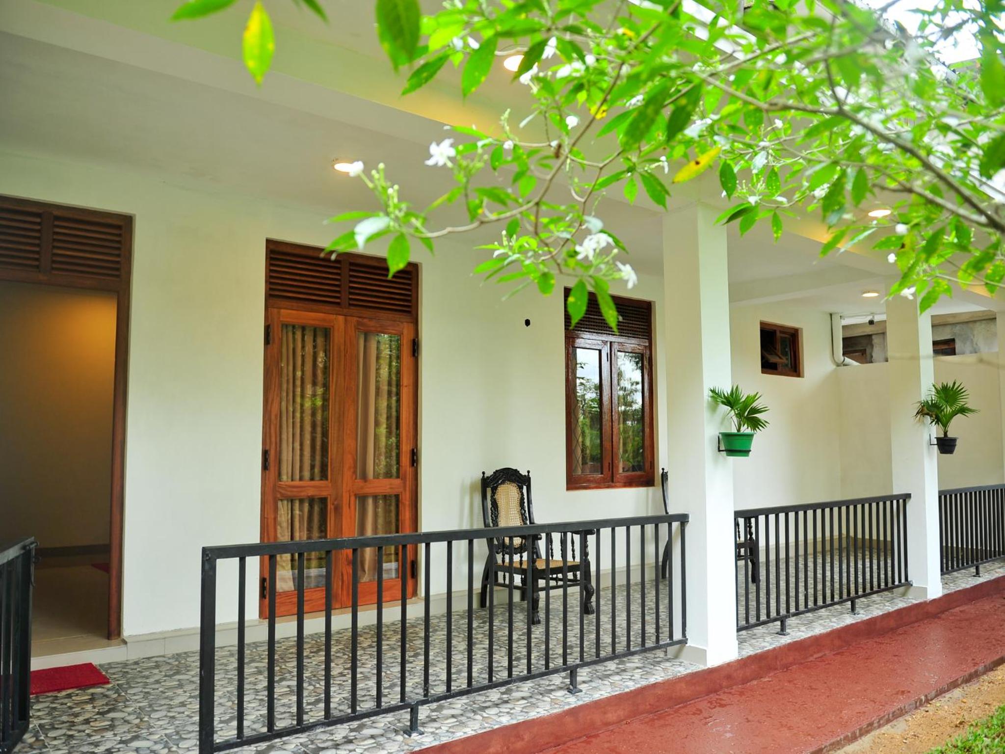 Family Room with Jungle View photo 3