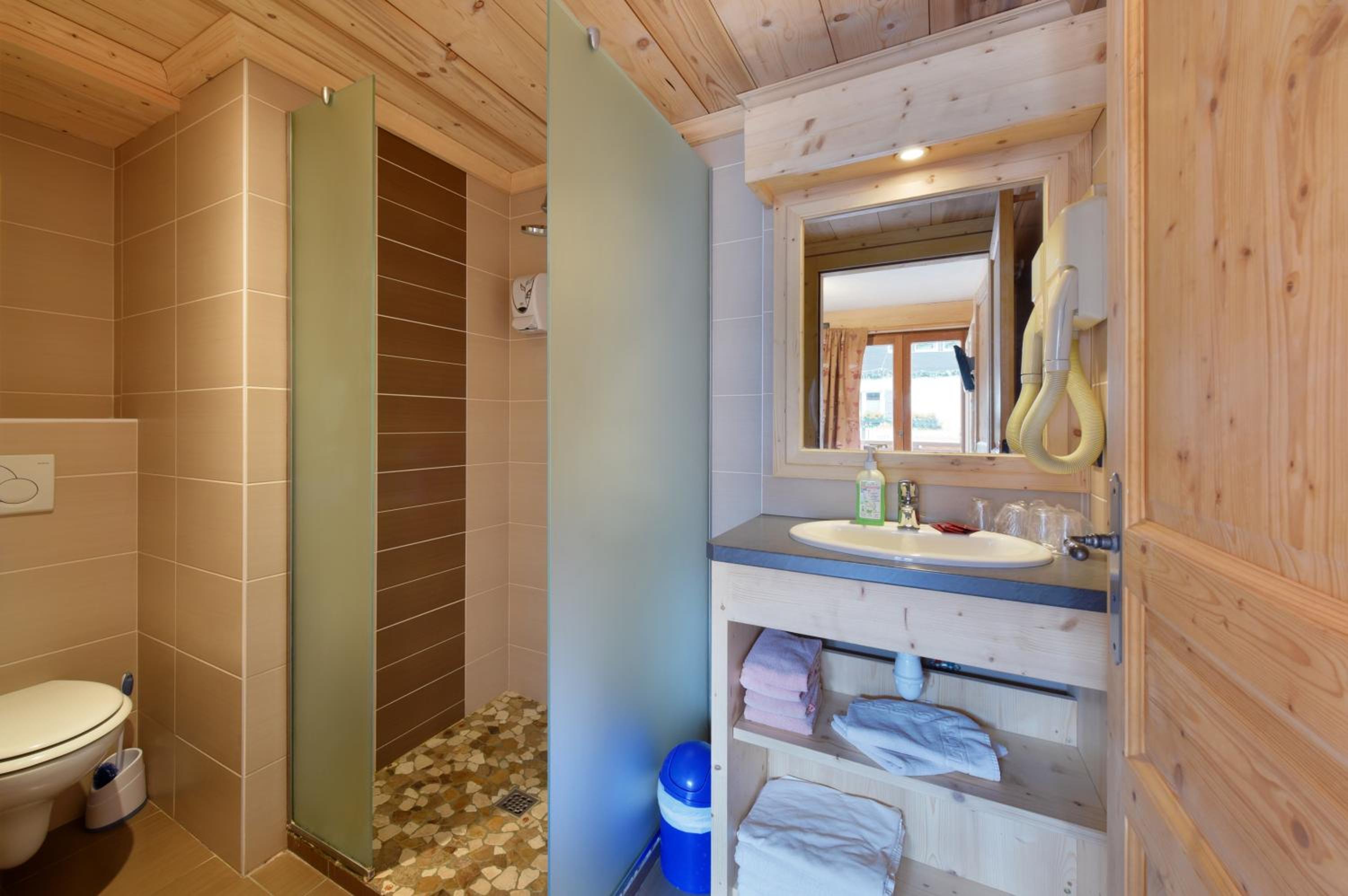 Suite (4 Adults) photo 2