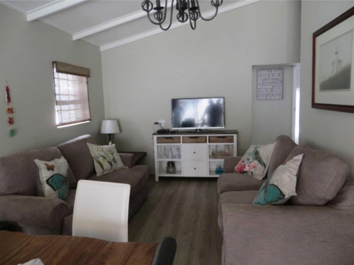 Two-Bedroom House - Photo 1