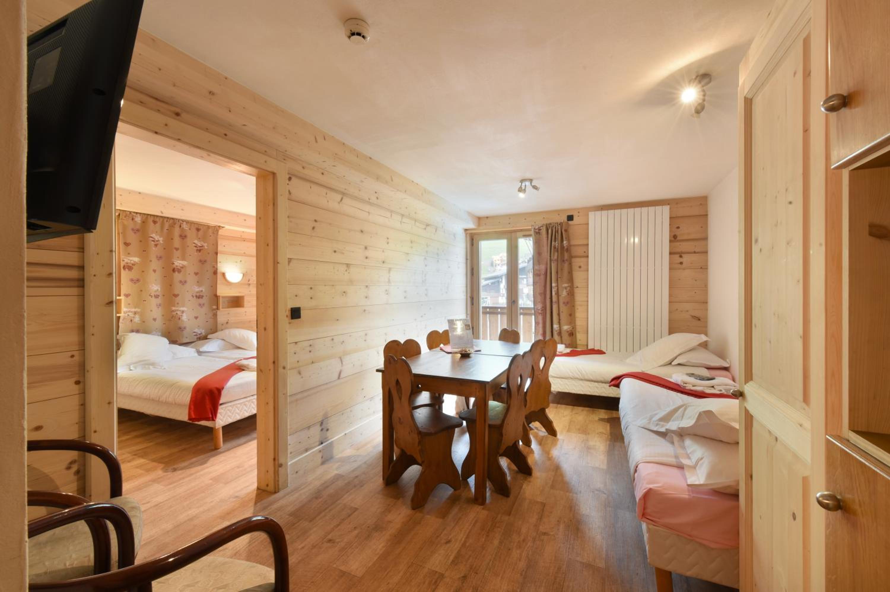 Two-Bedroom Suite (6 Adults) photo 2