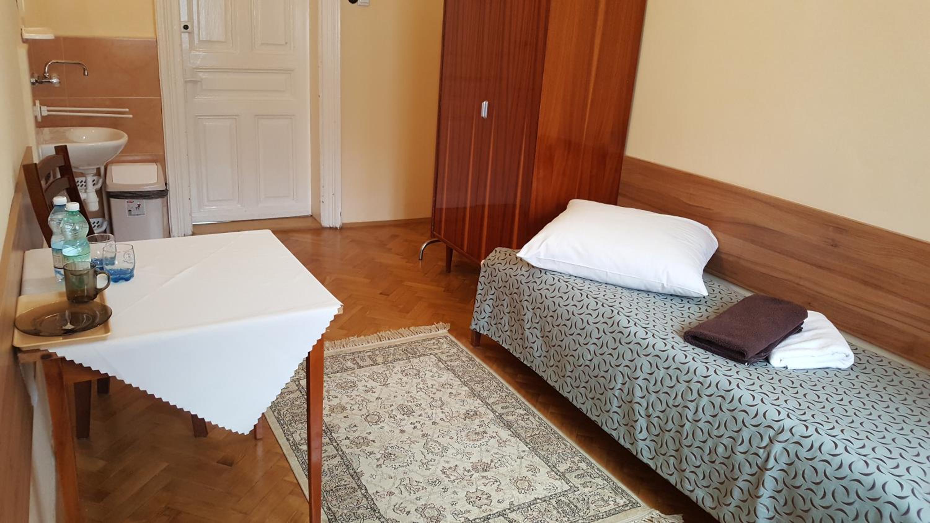 Single Room with Shared External Bathroom photo 2