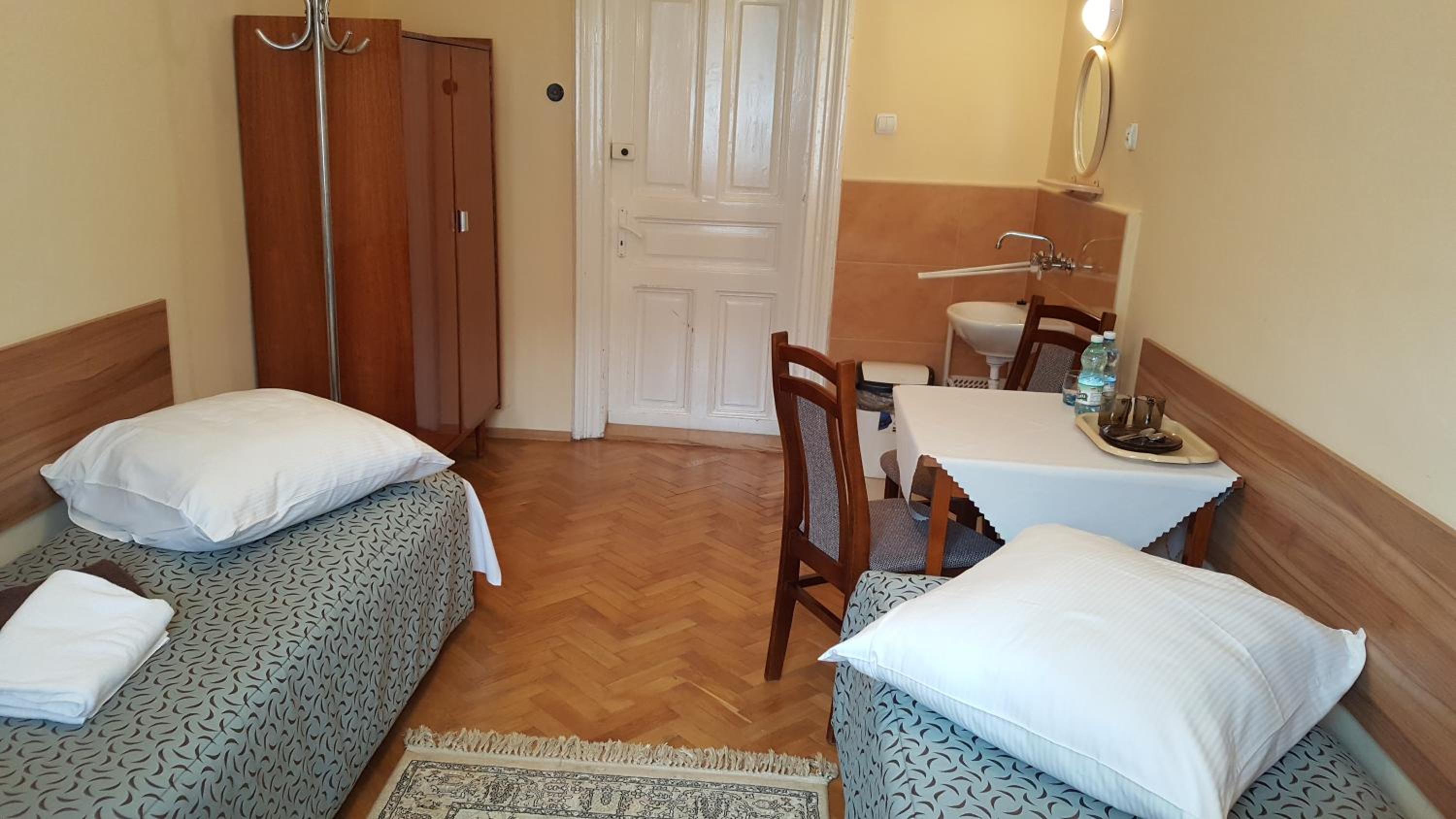 Twin Room with Shared External Bathroom photo 2