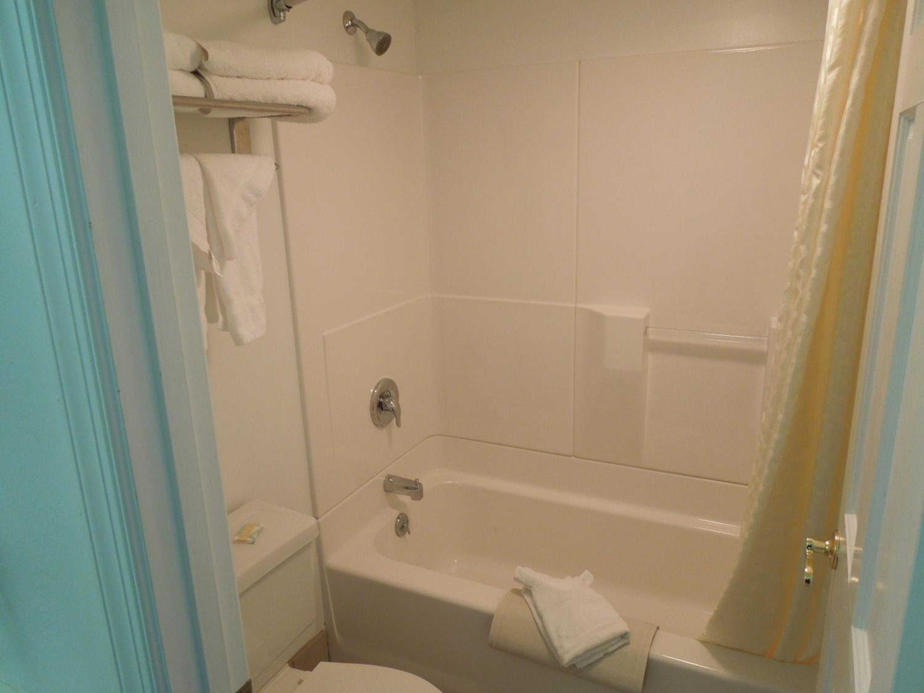Queen Room with Two Queen Beds photo 3