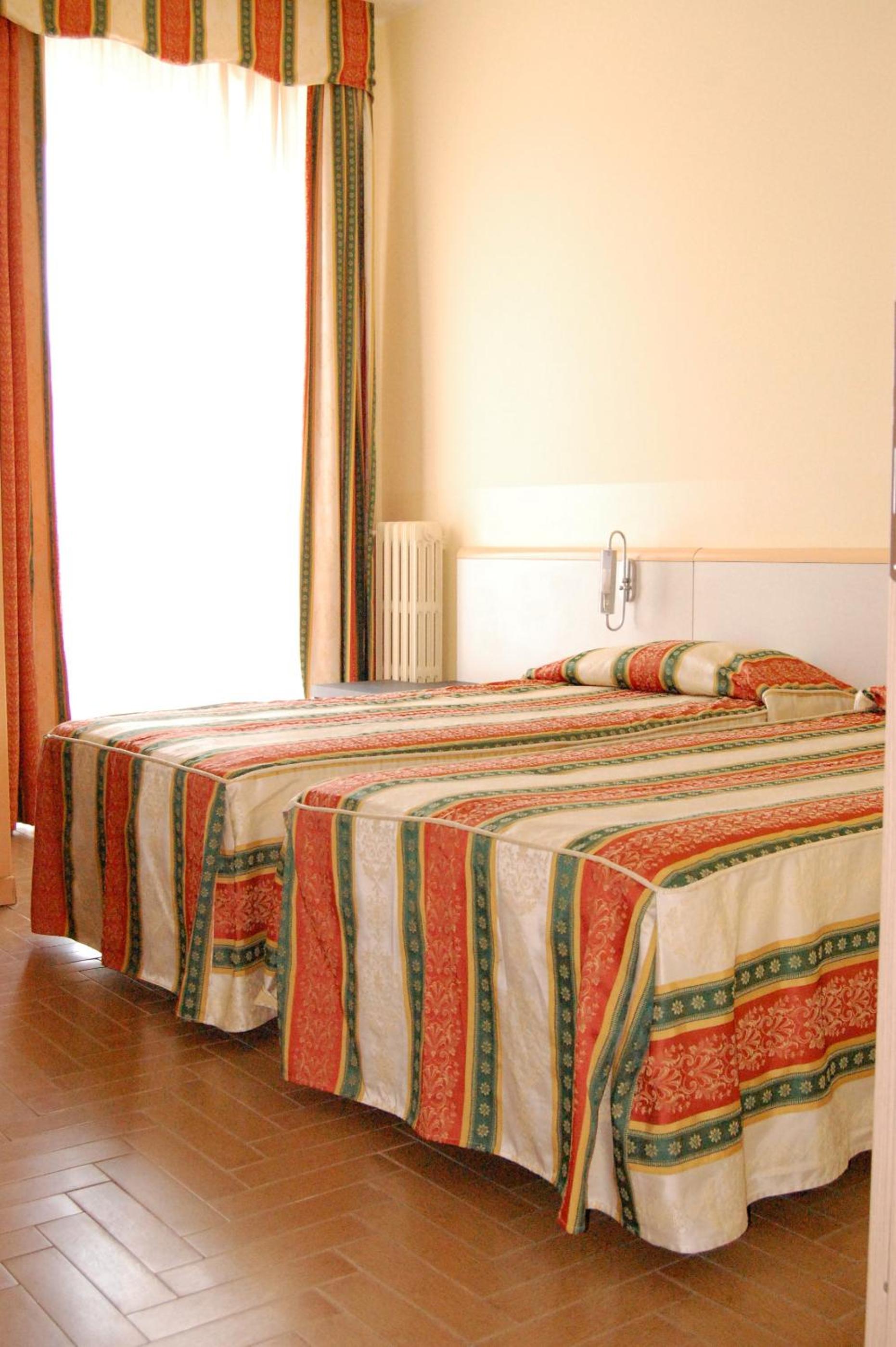 Economy Twin Room - Photo 2