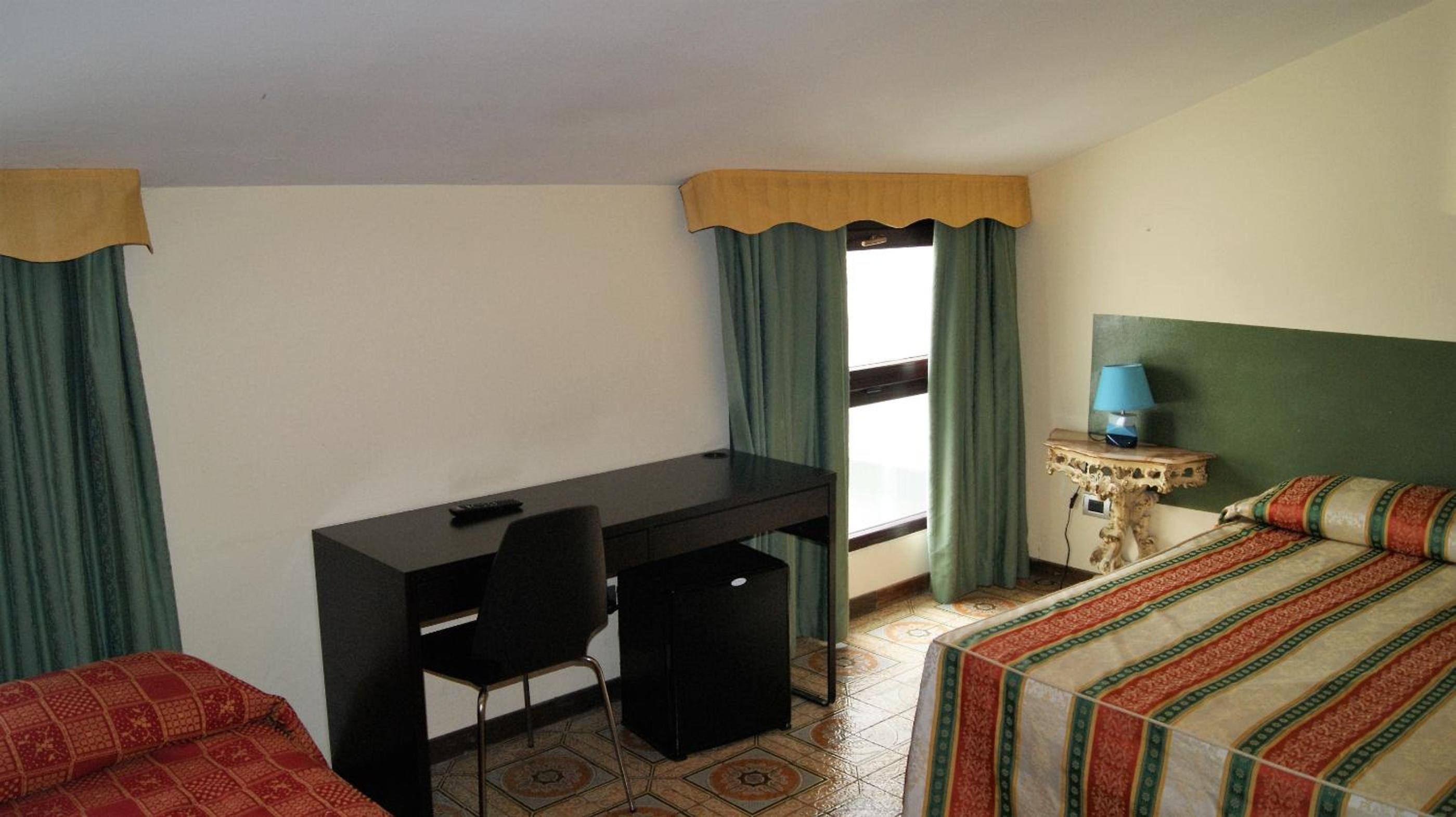 Economy Triple Room - Photo 2