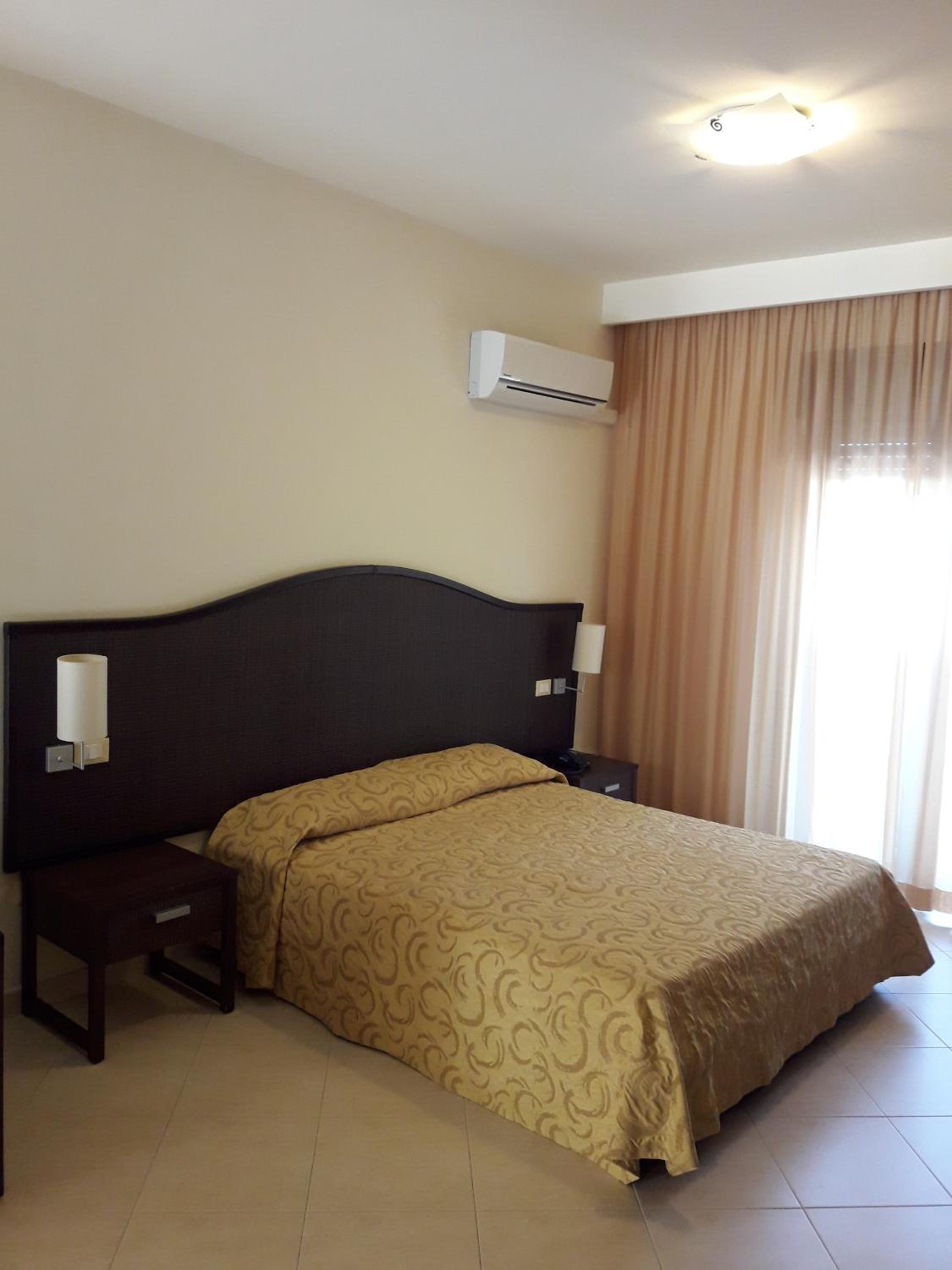Double or Twin Room - Photo 8