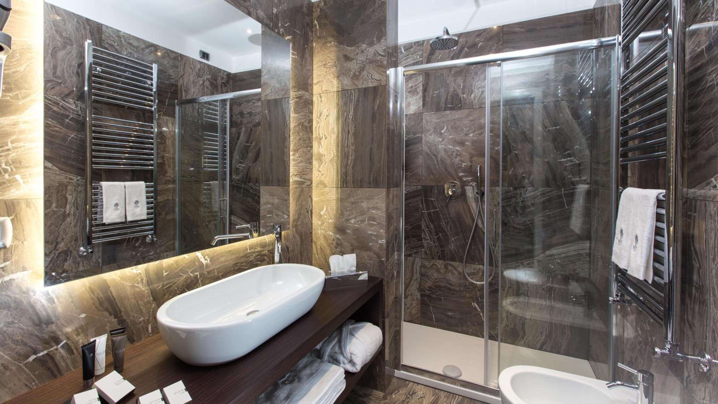 Deluxe Double or Twin Room thumbnail 6