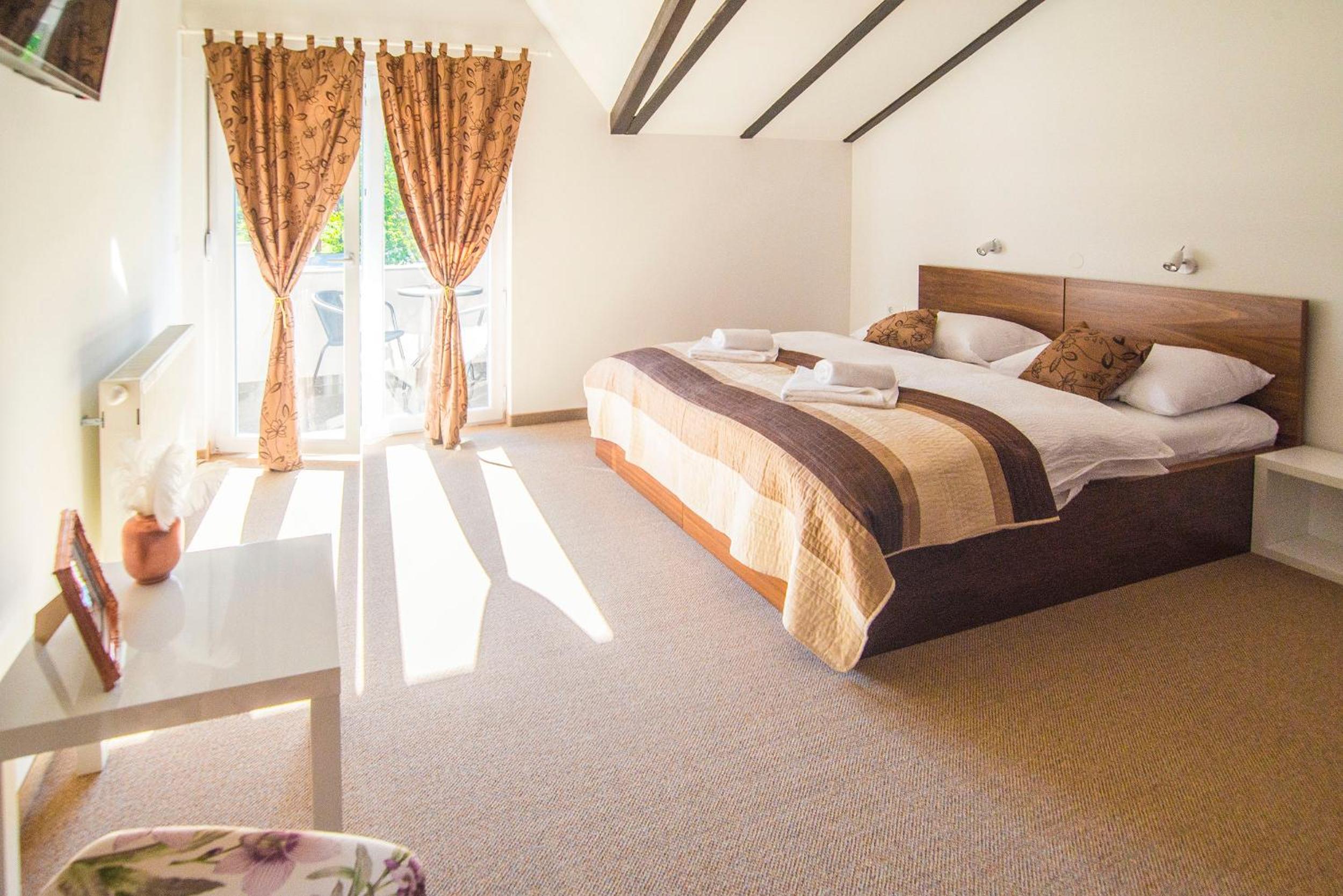 Deluxe Double Room with Balcony - Photo 34