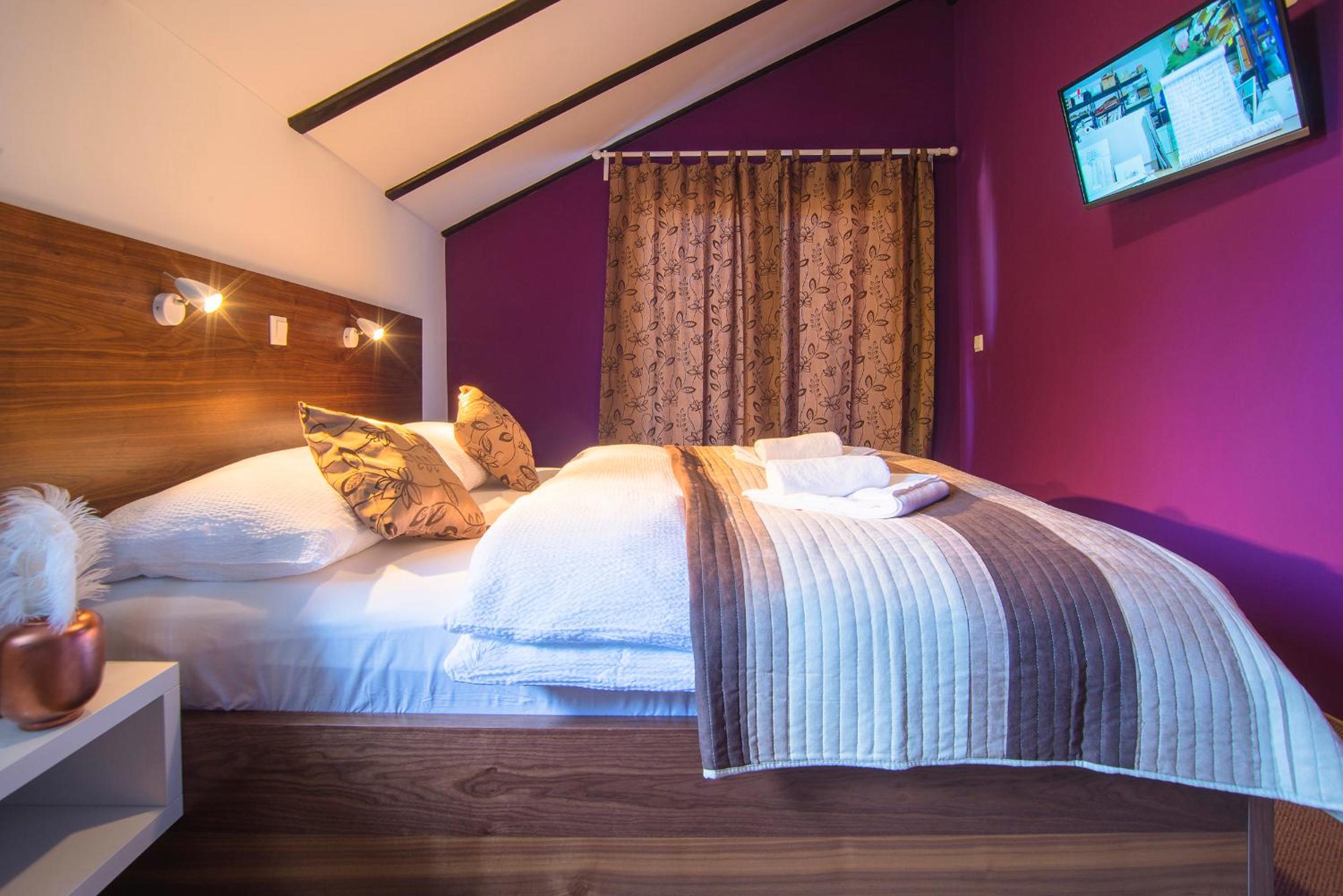 Deluxe Double Room with Balcony - Photo 18