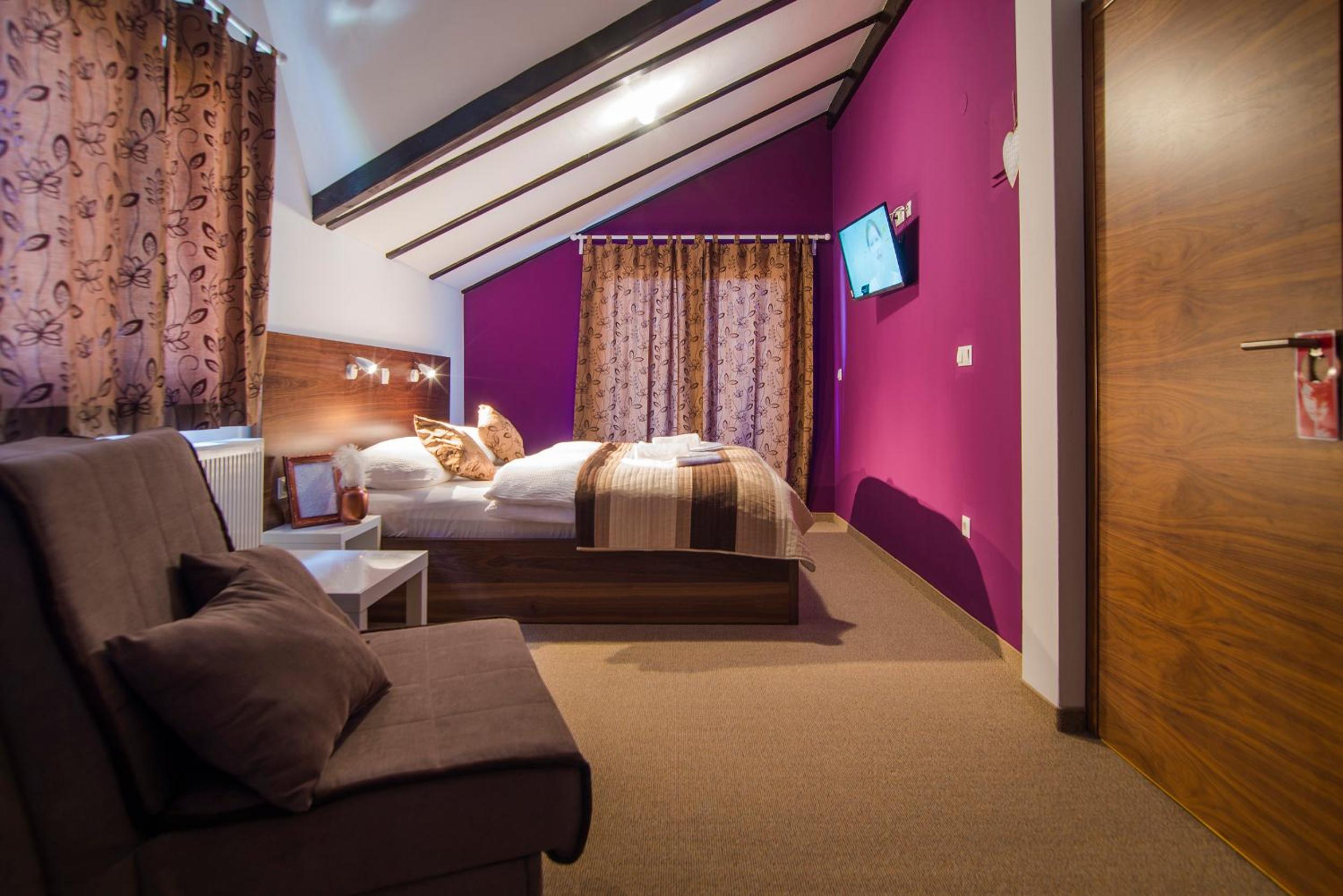 Deluxe Double Room with Balcony - Photo 16