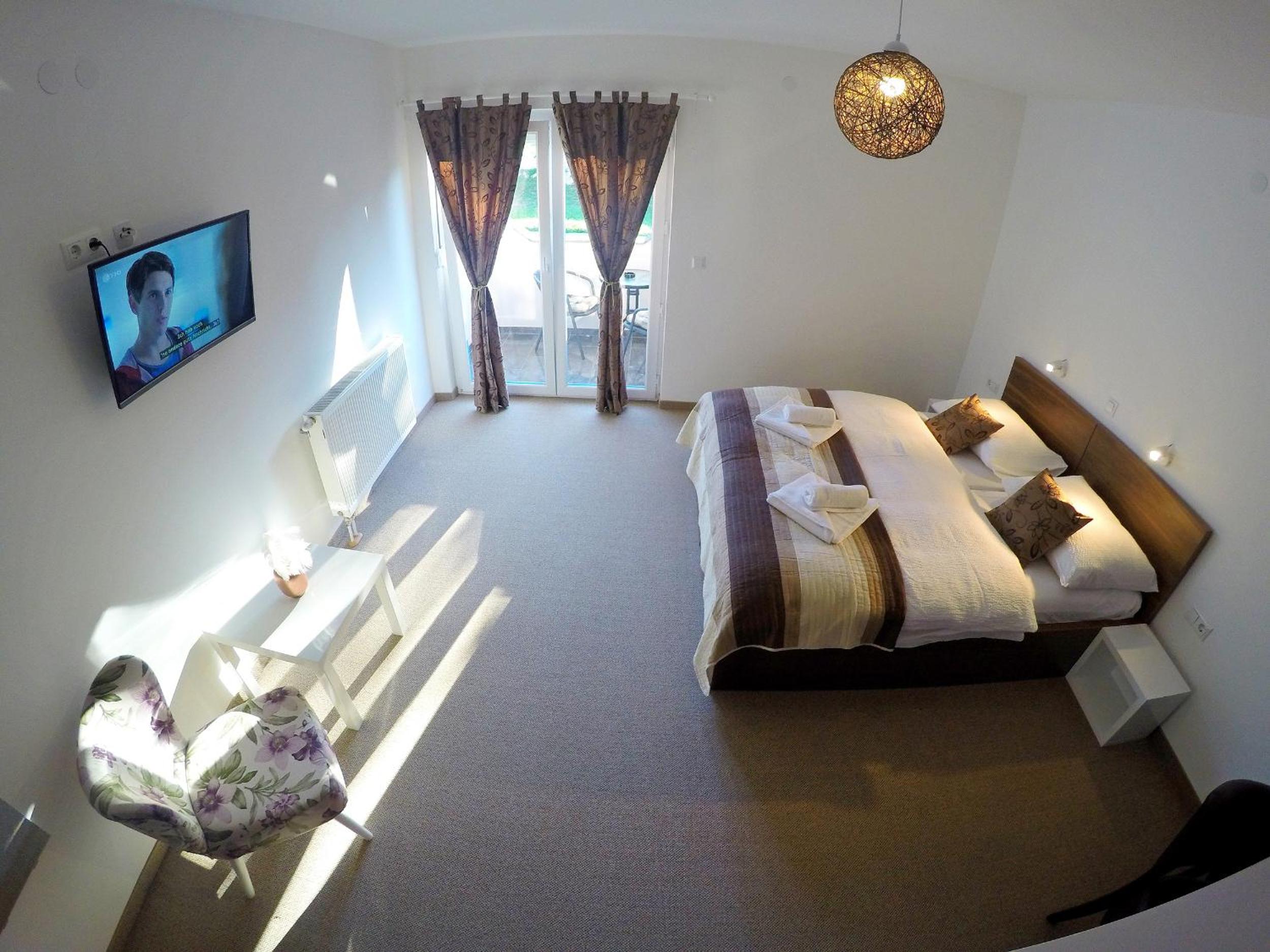 Deluxe Double Room with Balcony - Photo 10