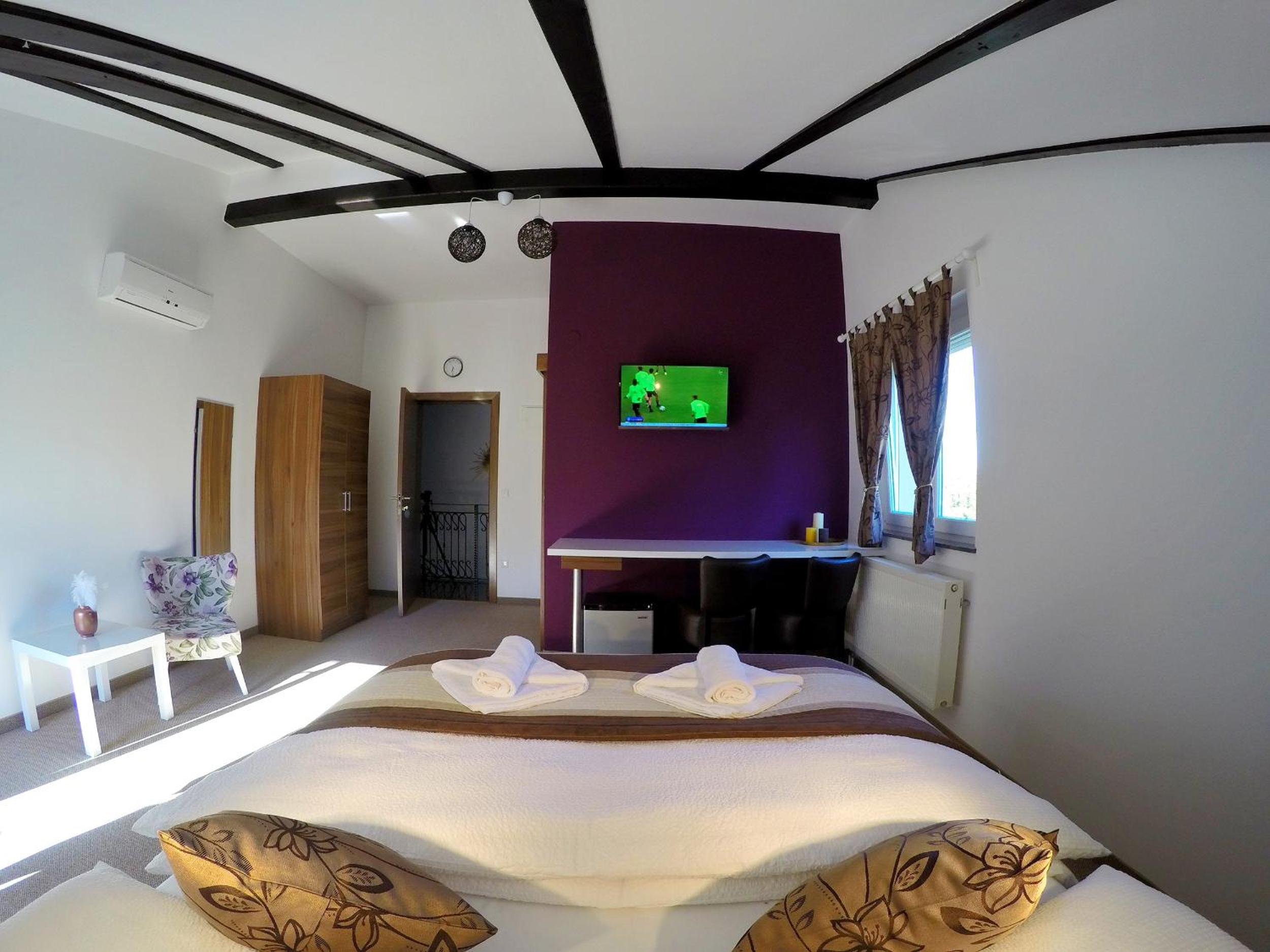 Deluxe Double Room with Balcony - Photo 8