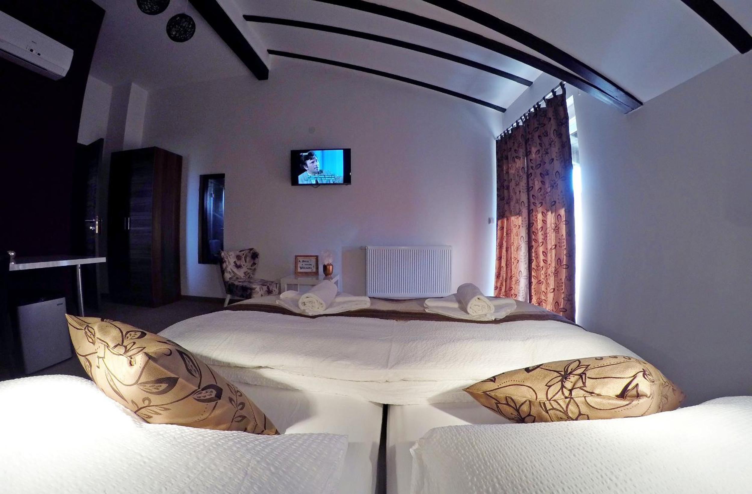 Deluxe Double Room with Balcony - Photo 7