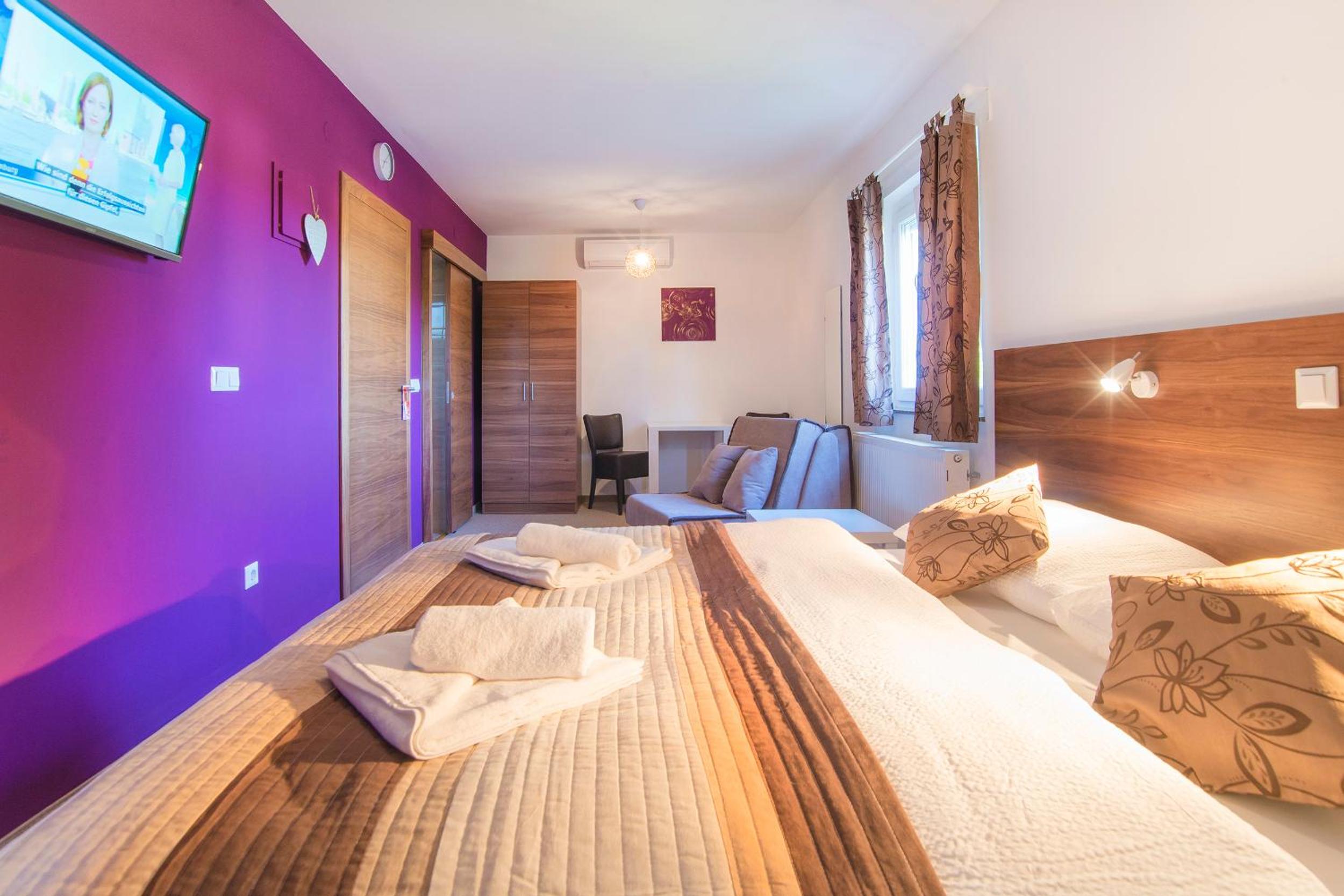 Deluxe Double Room with Balcony - Photo 3