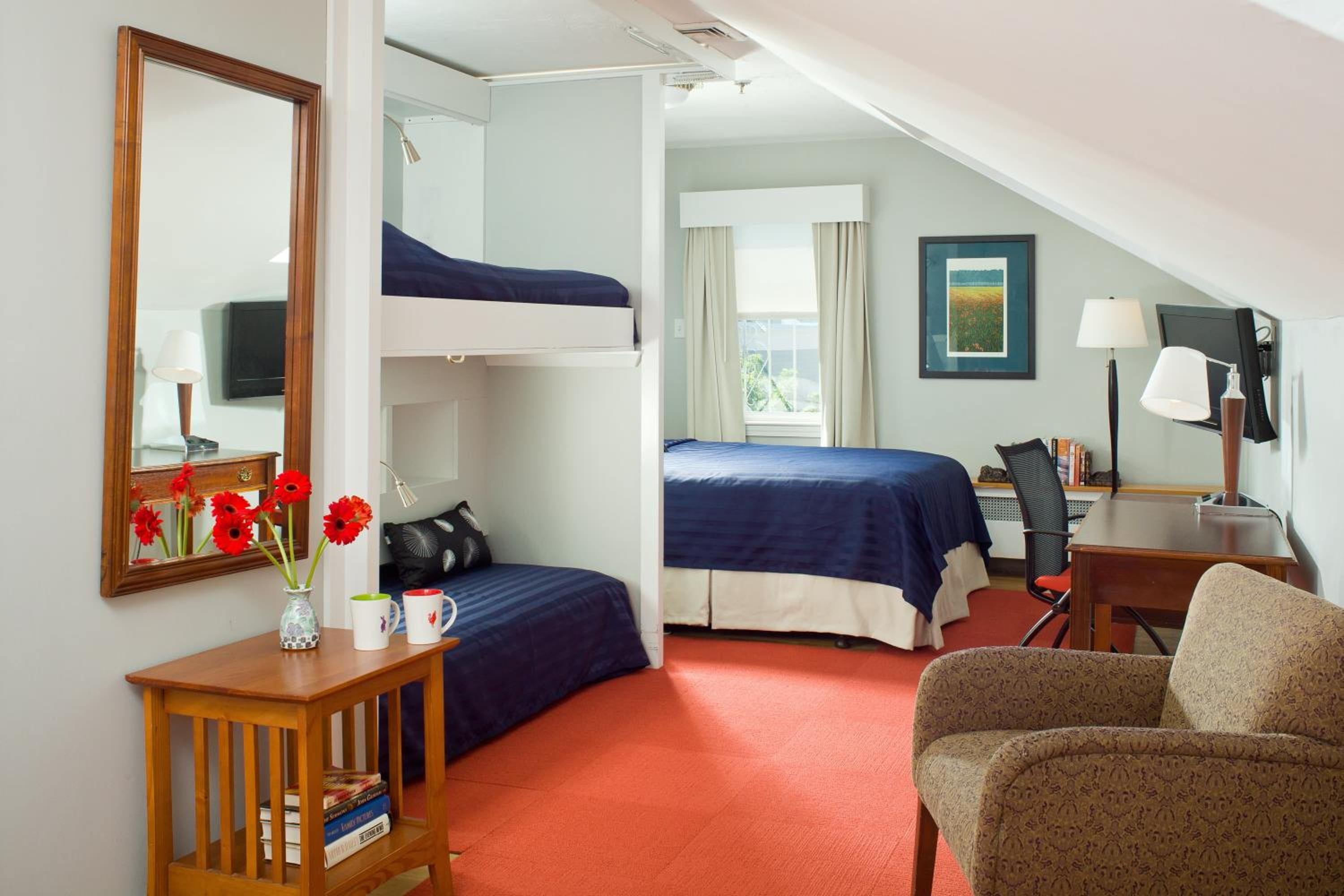 Queen Room with Two Single Beds photo 1