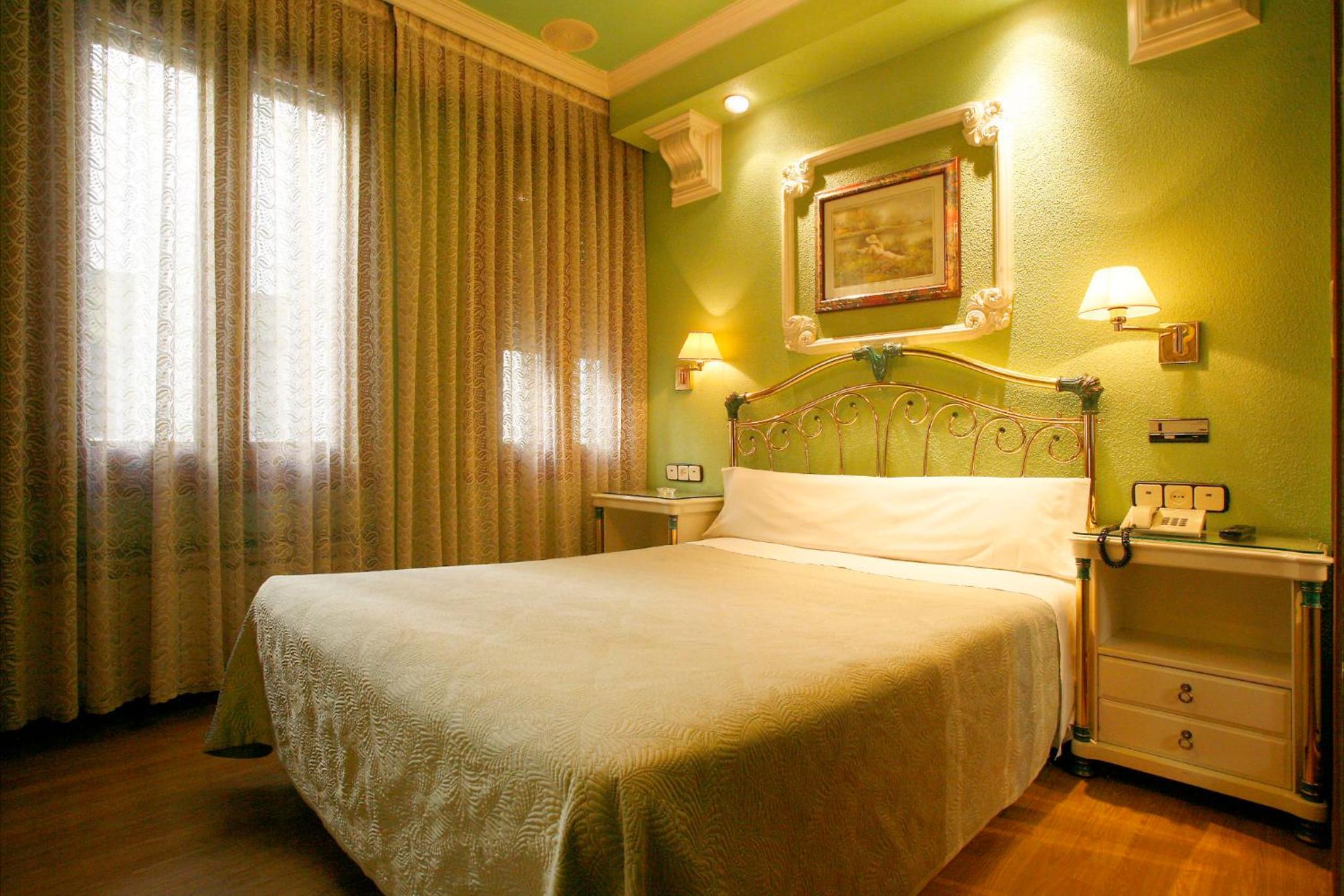 Double or Twin Room - Photo 6