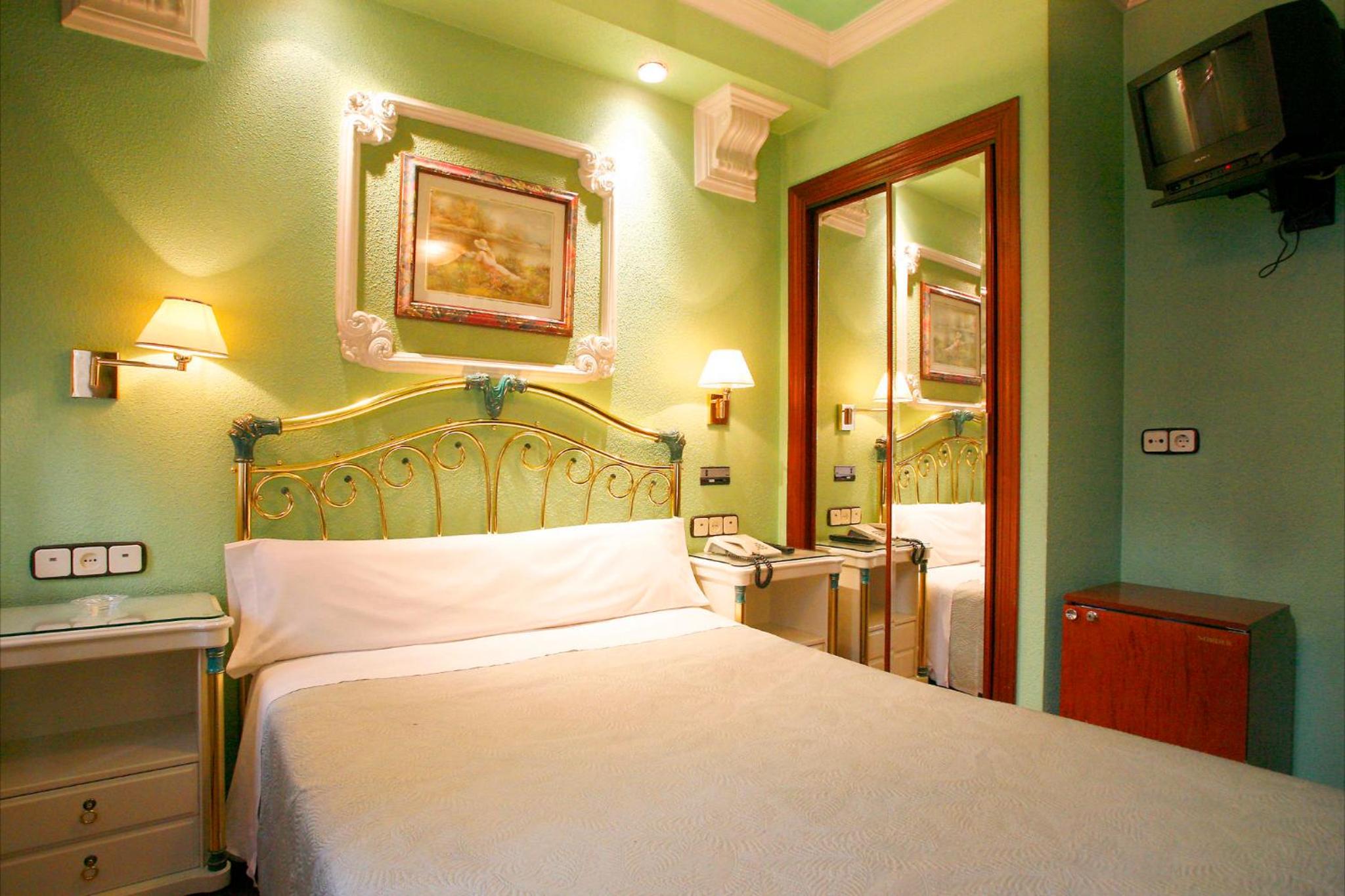 Double or Twin Room - Photo 11