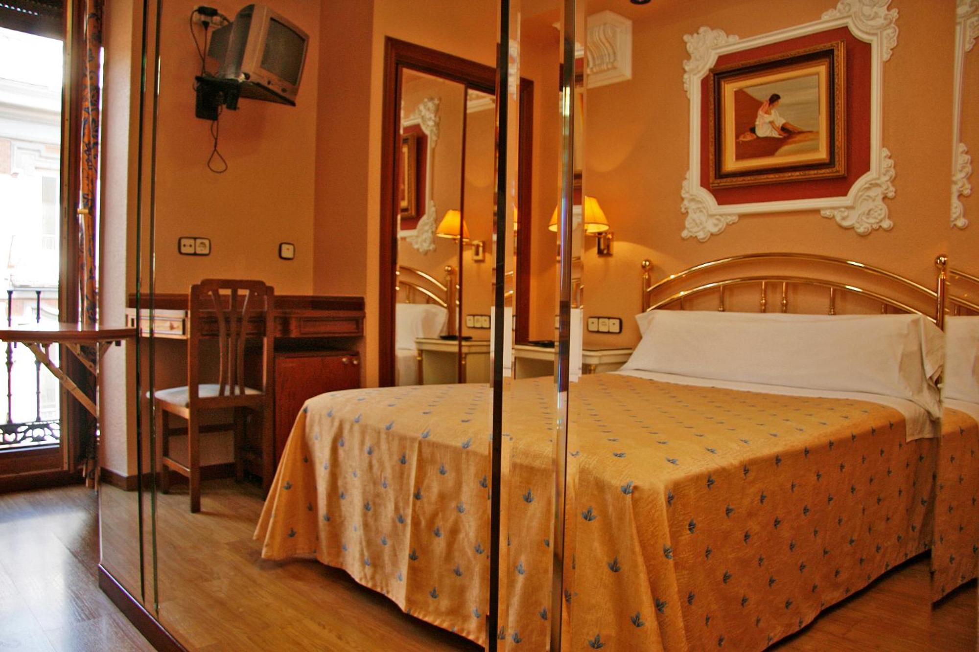 Double or Twin Room - Photo 8