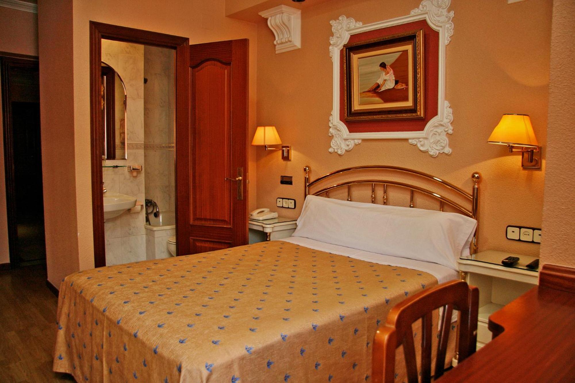 Double or Twin Room - Photo 7