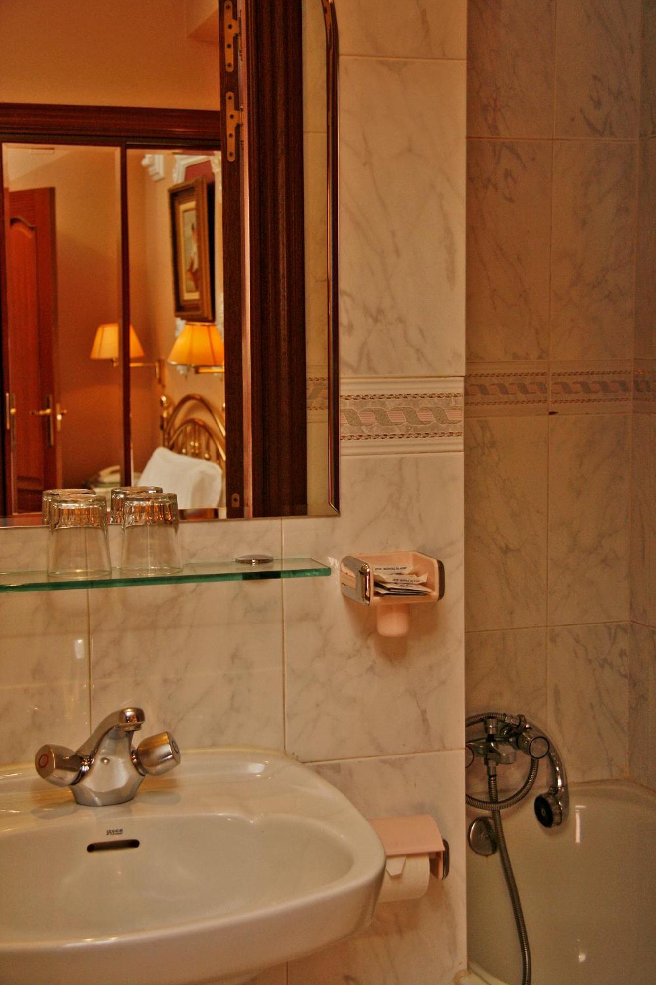 Double or Twin Room - Photo 3