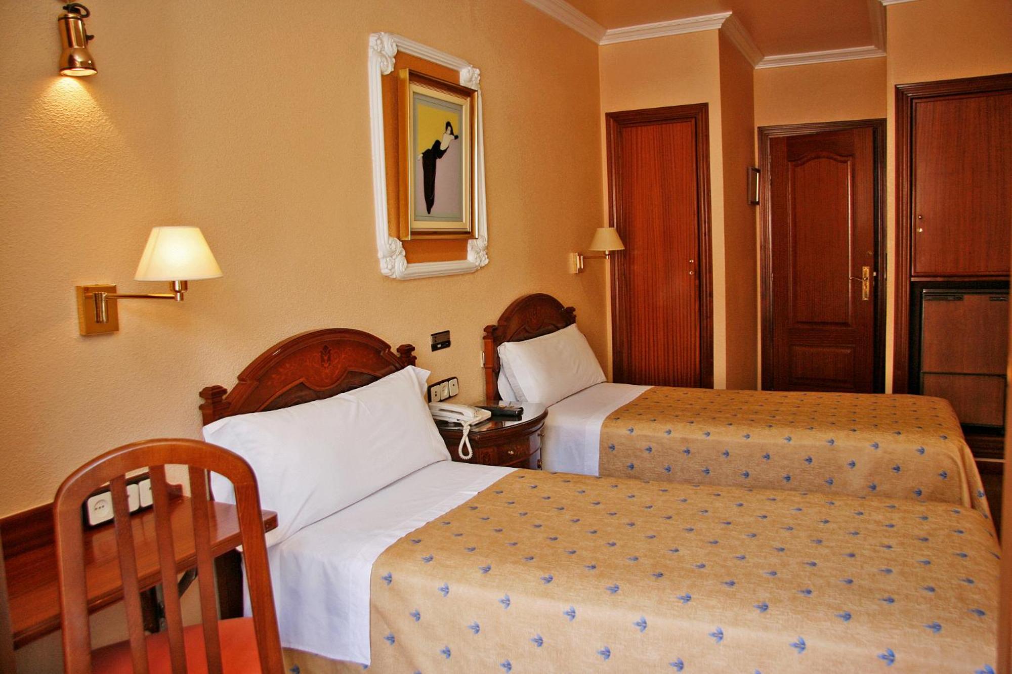 Double or Twin Room - Photo 5