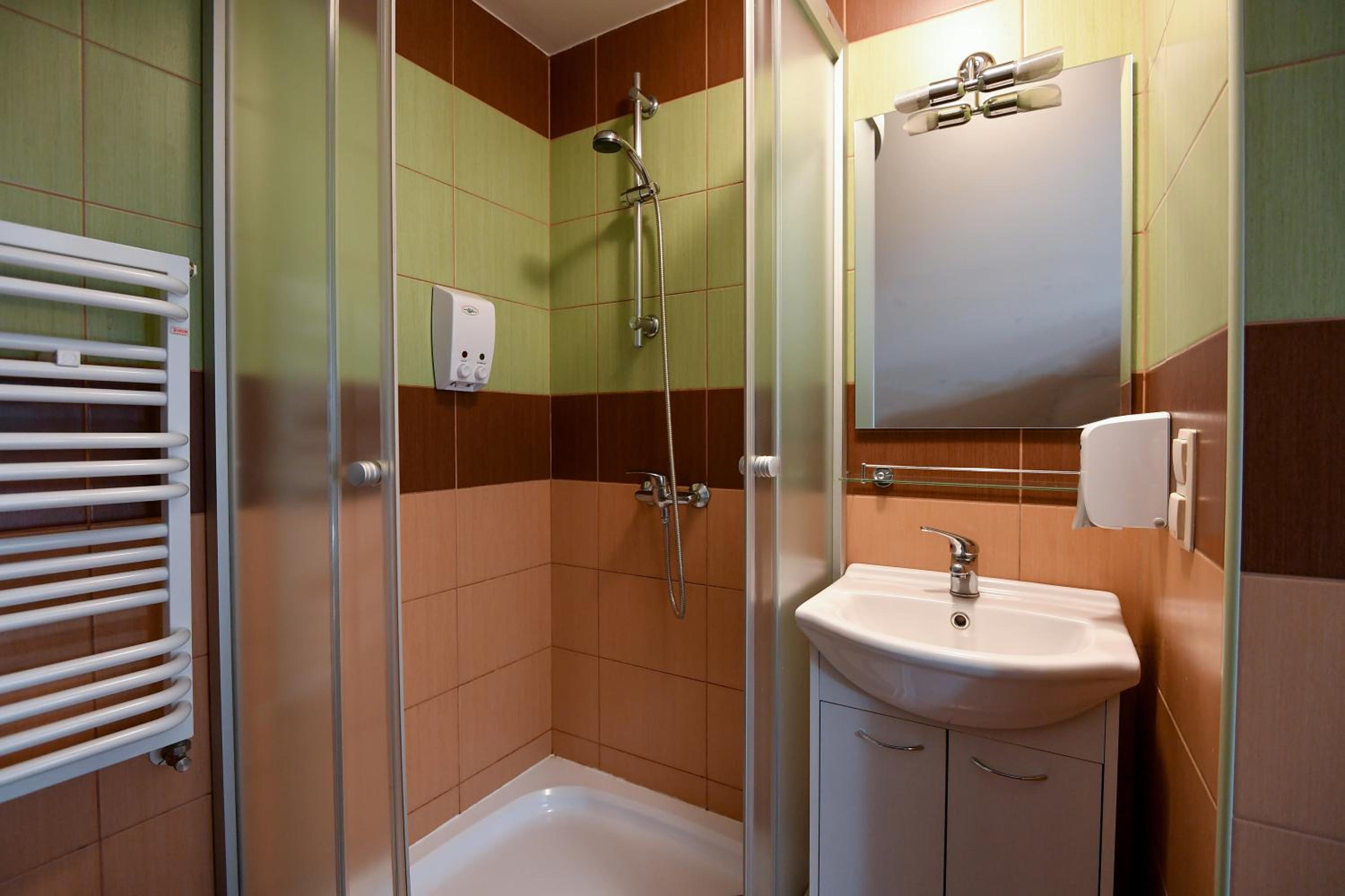 Family Room with Private Bathroom - Photo 2