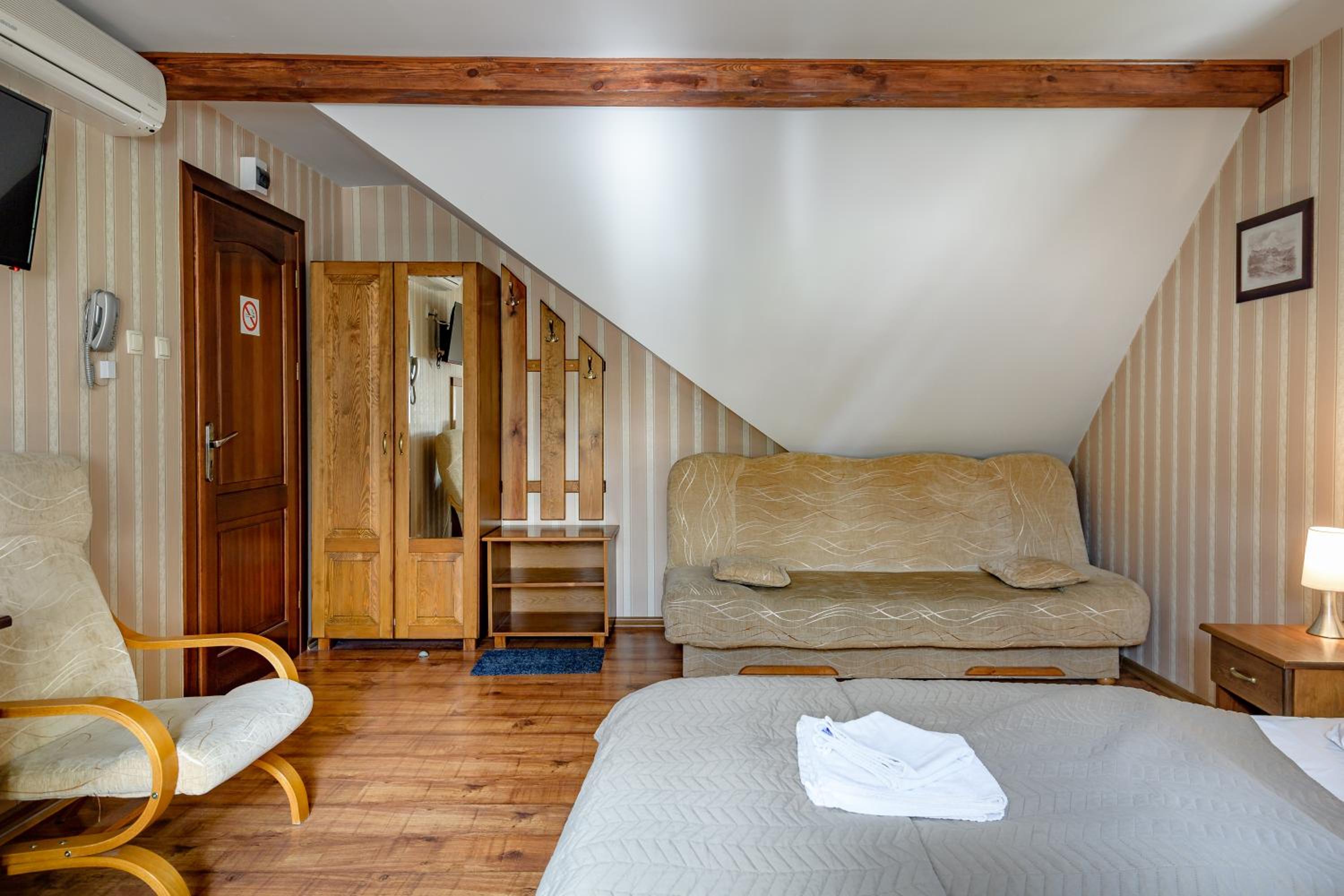 Family Room with Private Bathroom - Photo 6