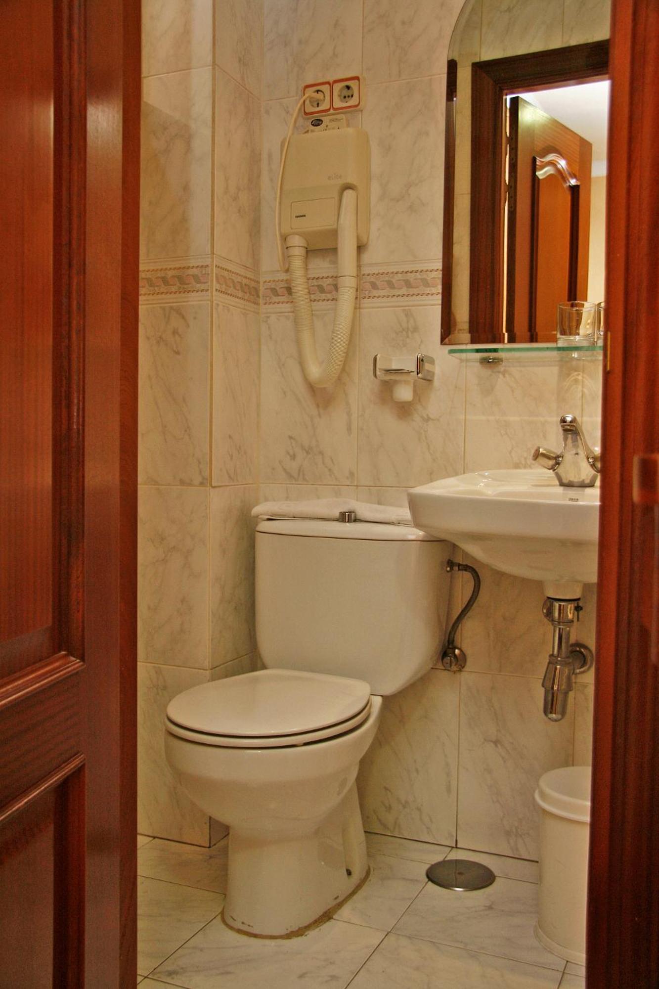 Double or Twin Room - Photo 4