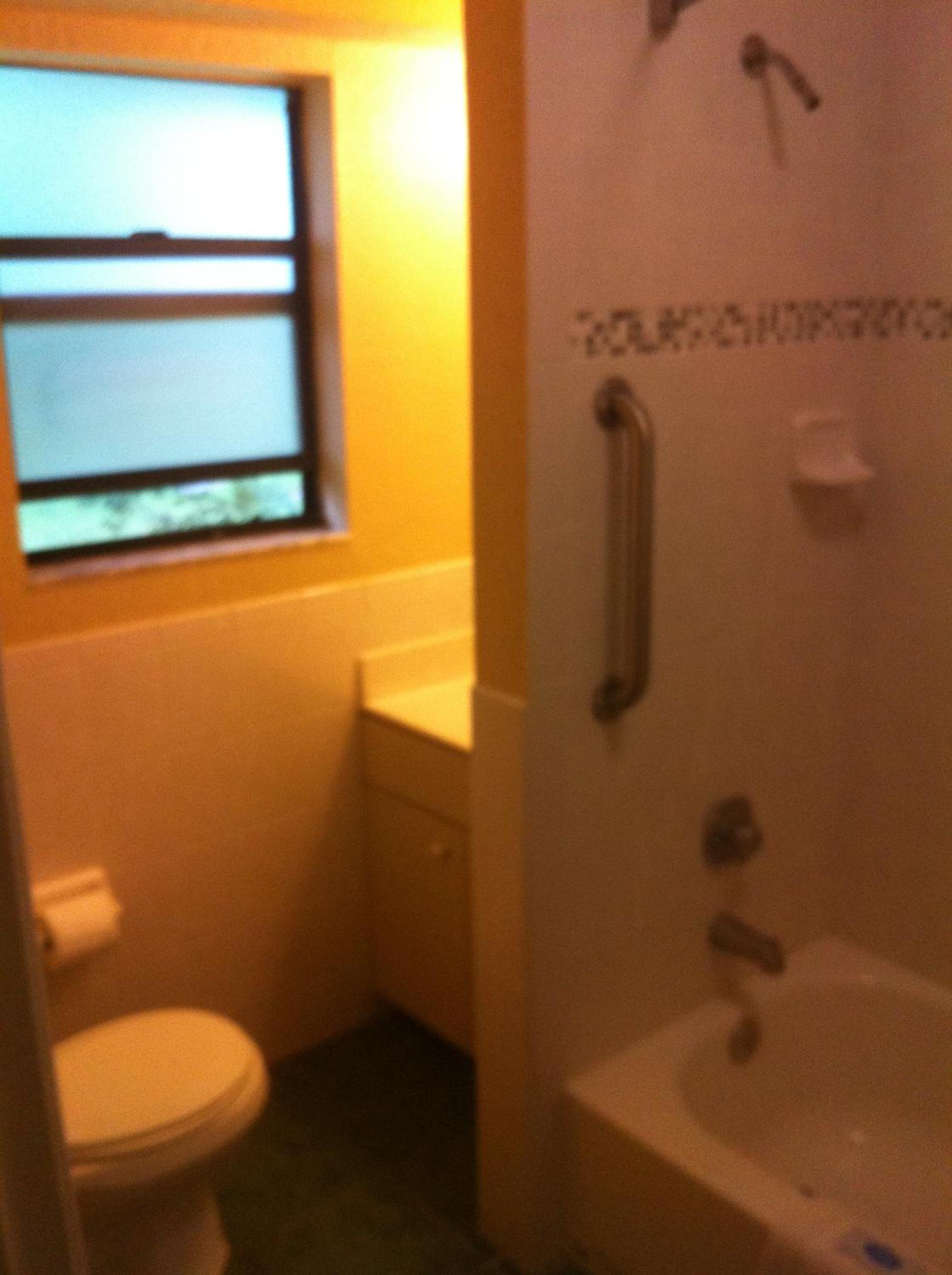 Queen Room - Non-Smoking photo 2