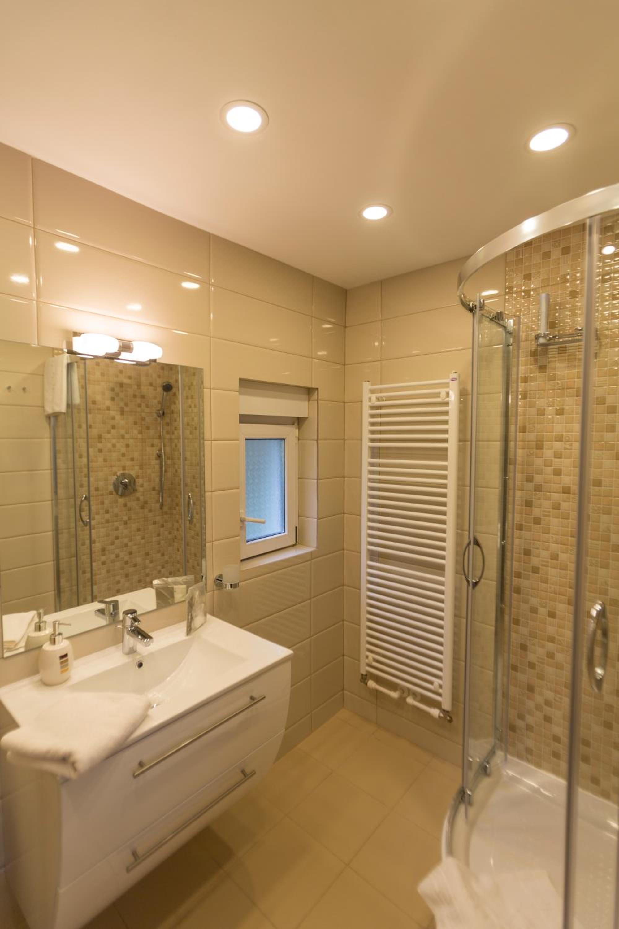 Double Room - Photo 7