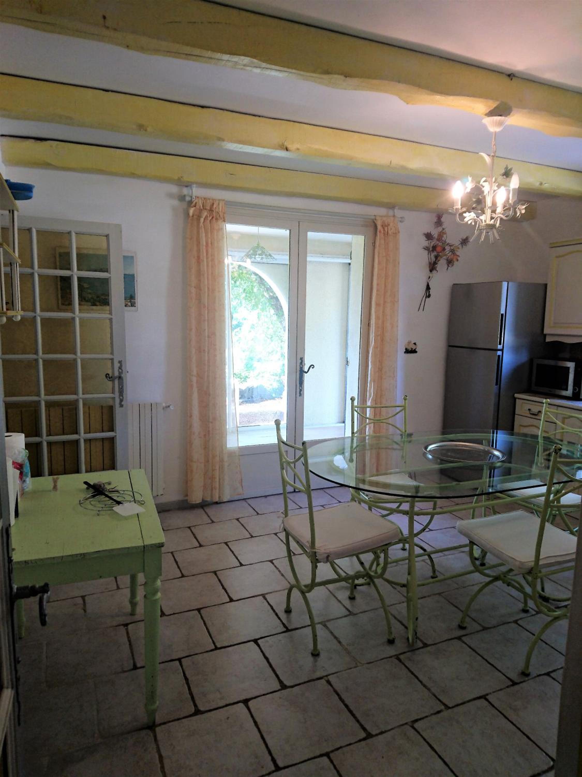 Five-Bedroom House photo 2