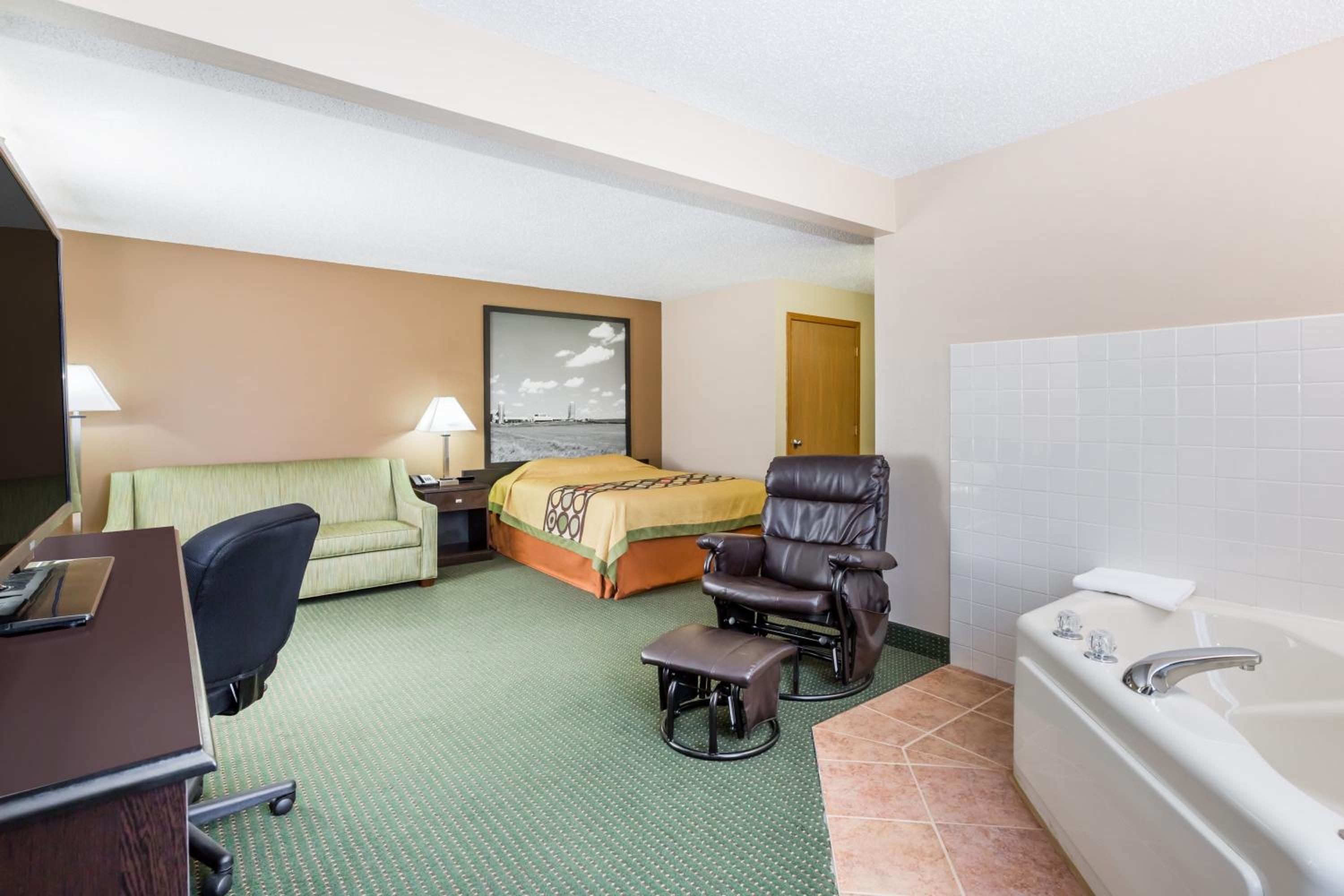 Superior Queen Suite - Non-Smoking photo 1