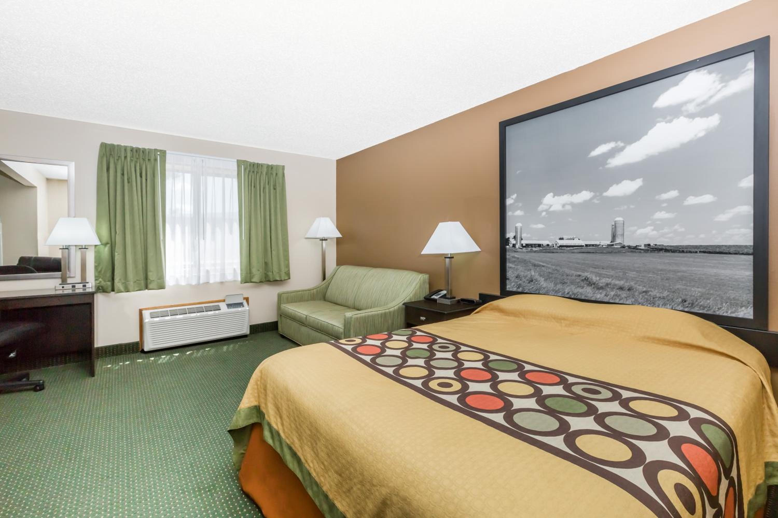 Superior Queen Suite - Non-Smoking photo 2